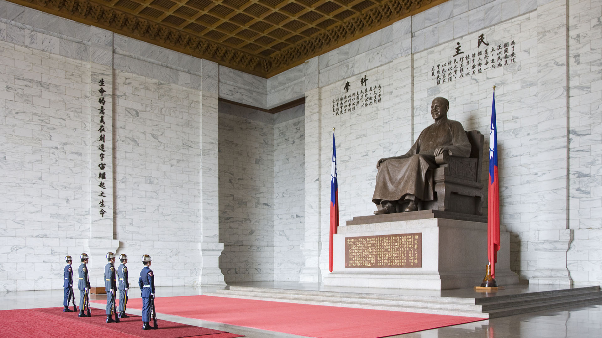Cambio de guardia en el Memorial de Chiang Kai-Shek en Taipei. La estatua del fundador del estado será retirada próximamente por representar el autoritarismo (Getty Images)