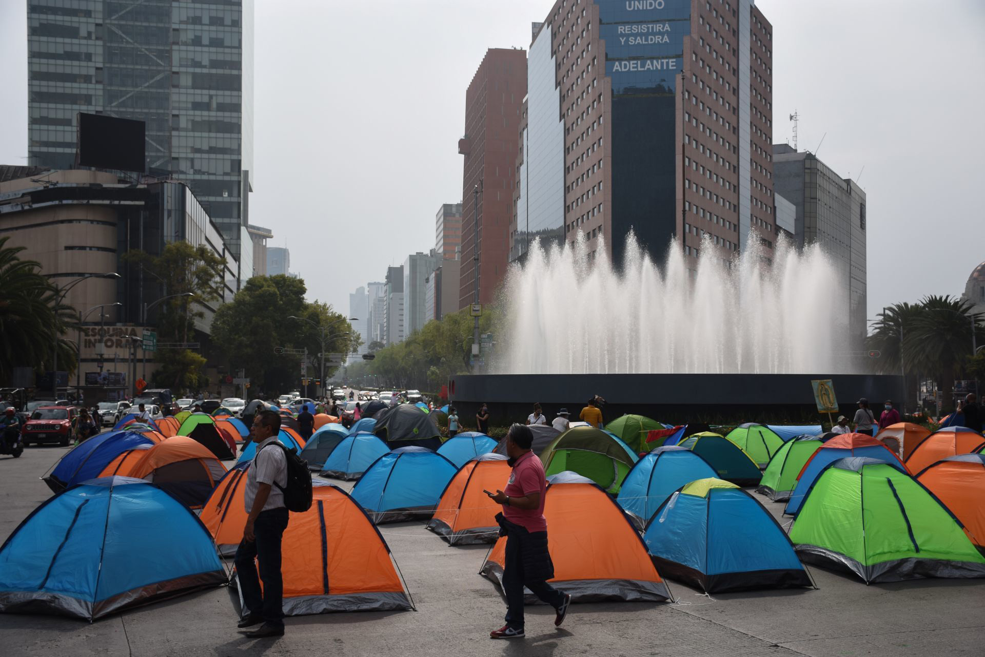 CIUDAD DE MÉXICO, 20SEPTIEMBRE2020.- Simpatizantes del Frente Nacional AntiAmlo (FRENA) continúan con su plantón sobre Av. Juárez ante la negativa de poder pasar rumbo al Zócalo por parte de elementos de la policía capitalina, al medio día más integrantes de esta organización llegaron en sus automóviles para apoyar a los manifestantes ya ubicados con sus casas de campaña tomando la glorieta de Bucareli al cruce con Reforma, impidiendo el tránsito en ambos sentidos. FOTO :DANIEL AUGUSTO /CUARTOSCURO.COM