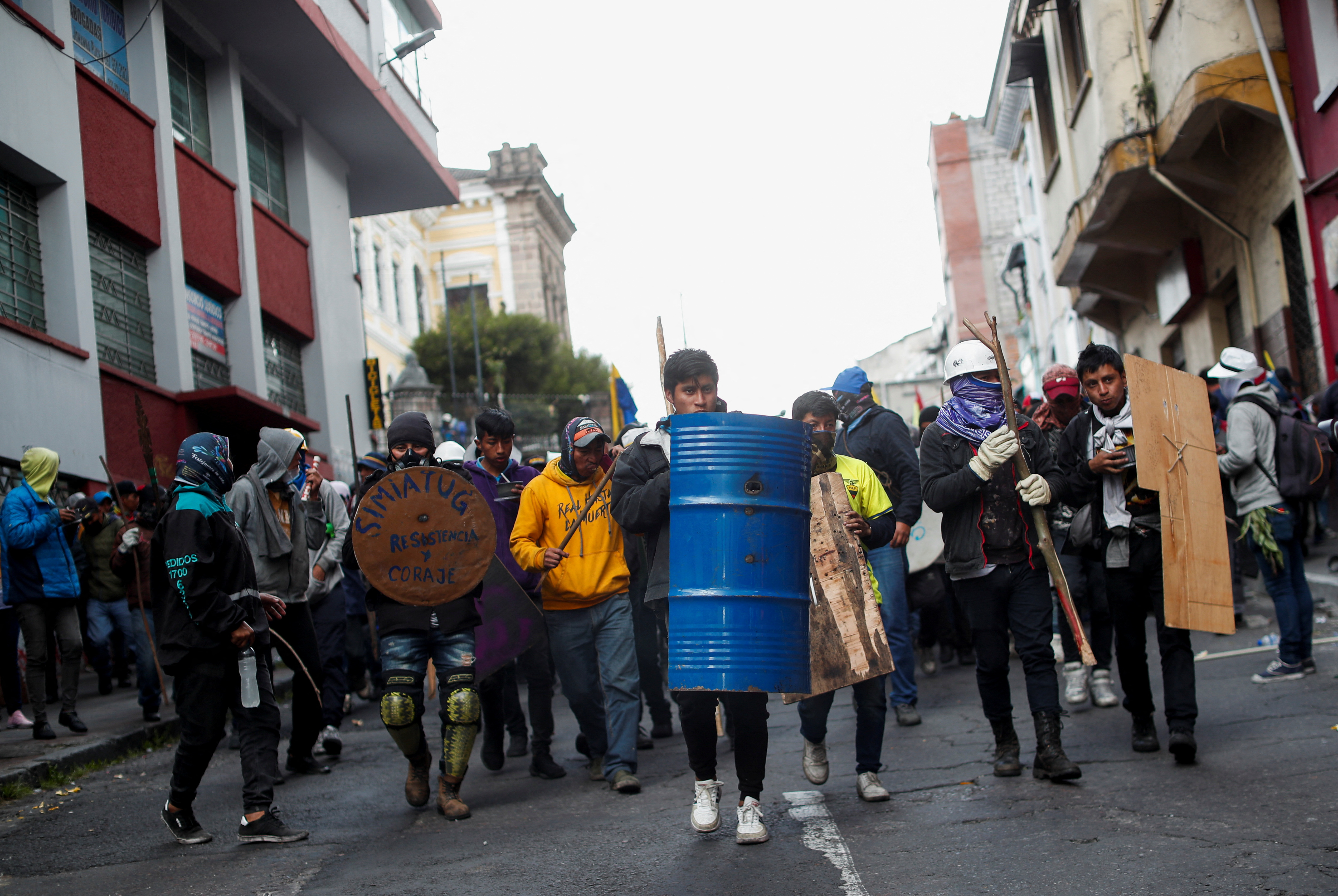 Jóvenes participan en una protesta antigubernamental en Quito (REUTERS/Adriano Machado)