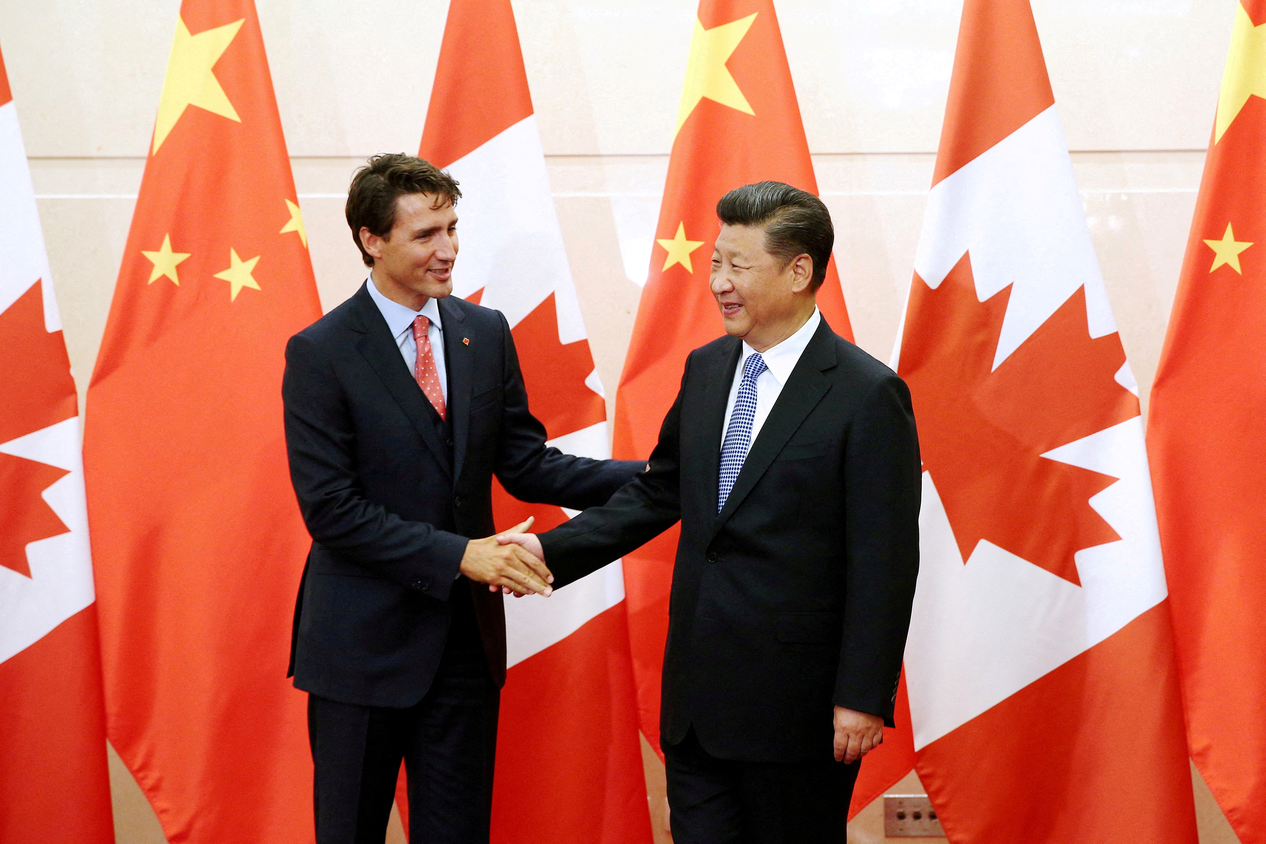 El Gobierno del primer ministro Justin Trudeau busca diversificar los lazos comerciales y económicos que dependen mayoritariamente de Estados Unidos. Los datos oficiales de septiembre muestran que el comercio bilateral con China representa menos del 7% del total, frente al 68% de Estados Unidos. (REUTERS)