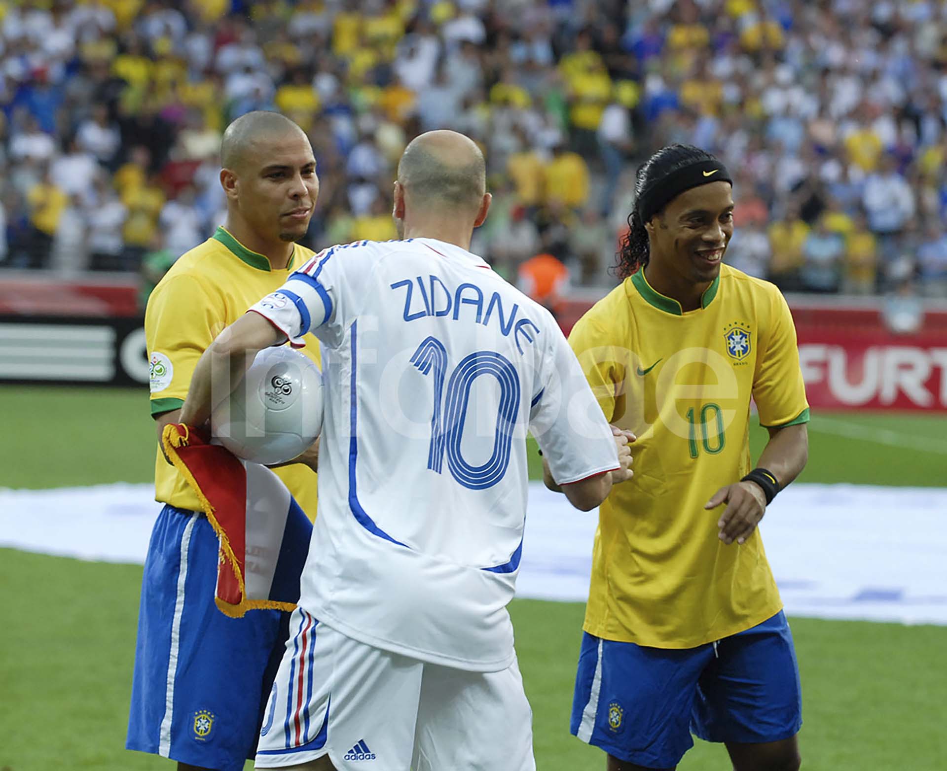 Zinedine Zidane saluda a Ronaldo y Ronaldinho en la previa del partido de cuartos de final de Alemania 2006 en el que Francia eliminó a Brasil