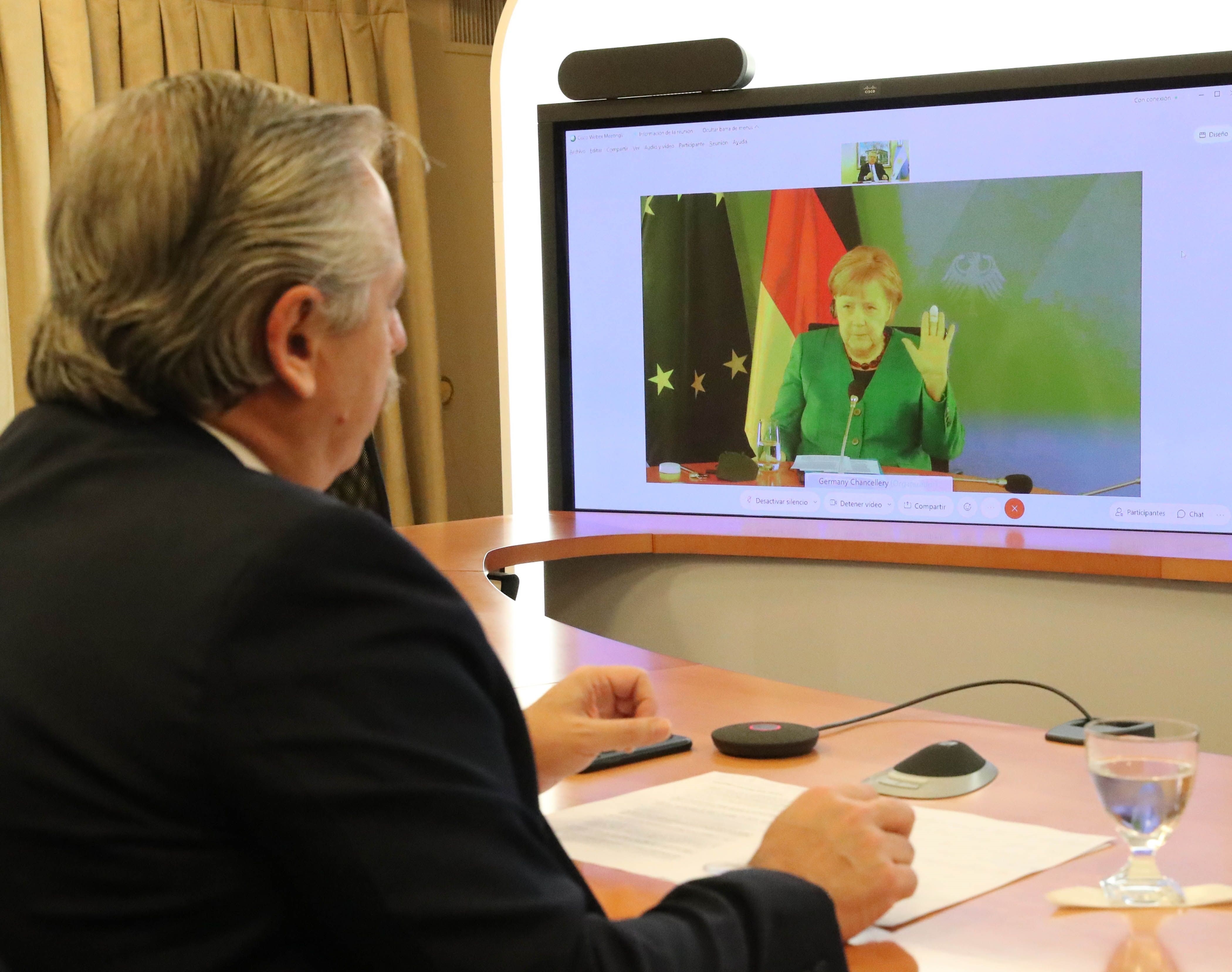 El presidente Alberto Fernández en su reunión virtual con Ángela Merkel, la canciller de Alemania, el principal acreedor de la Argentina en el Club de París (EFE)
