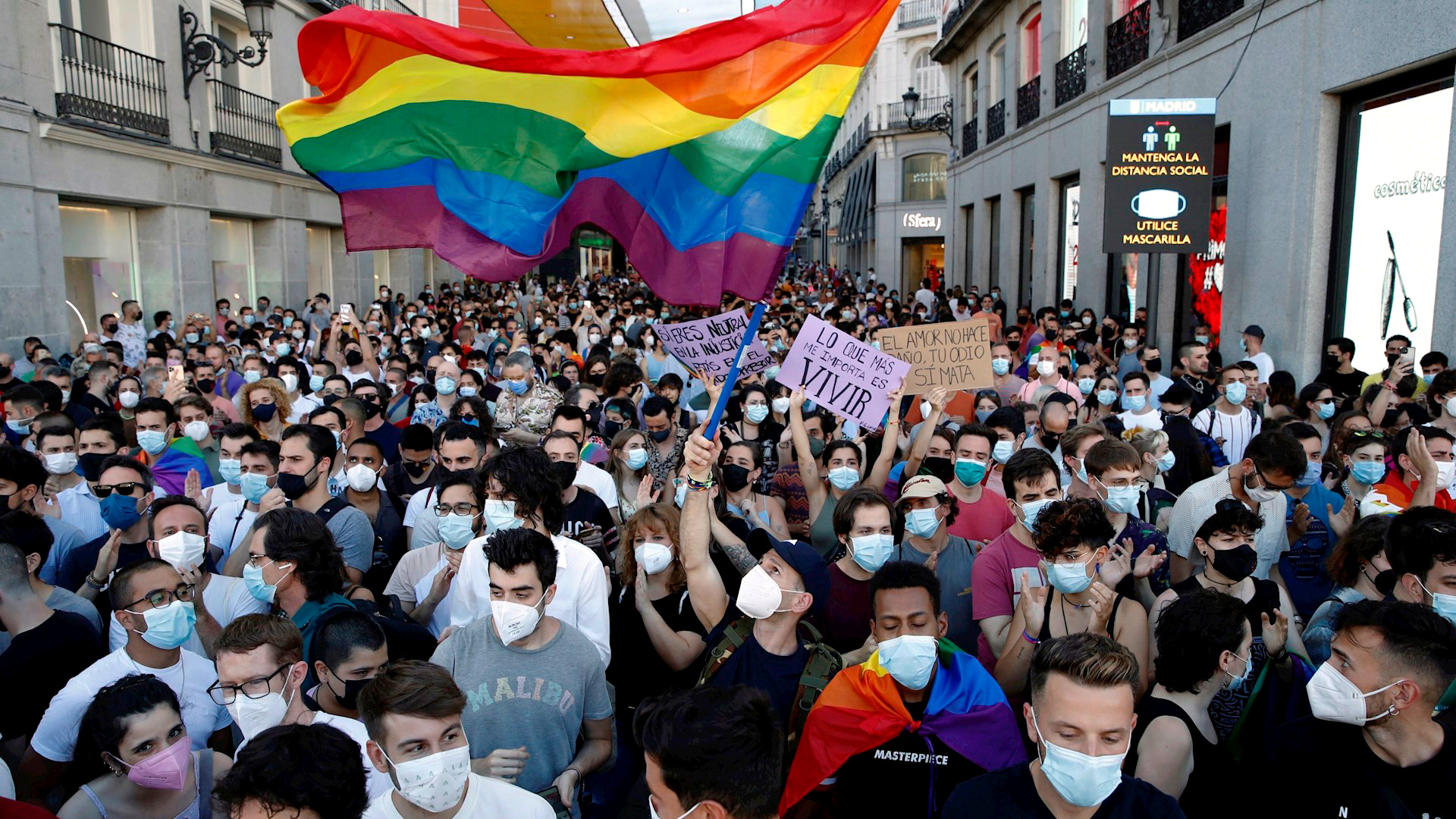 En Madrid miles de personas se congregaron en la Puerta del Sol y luego se movilizaron hacia el ministerio de Justicia (EFE)