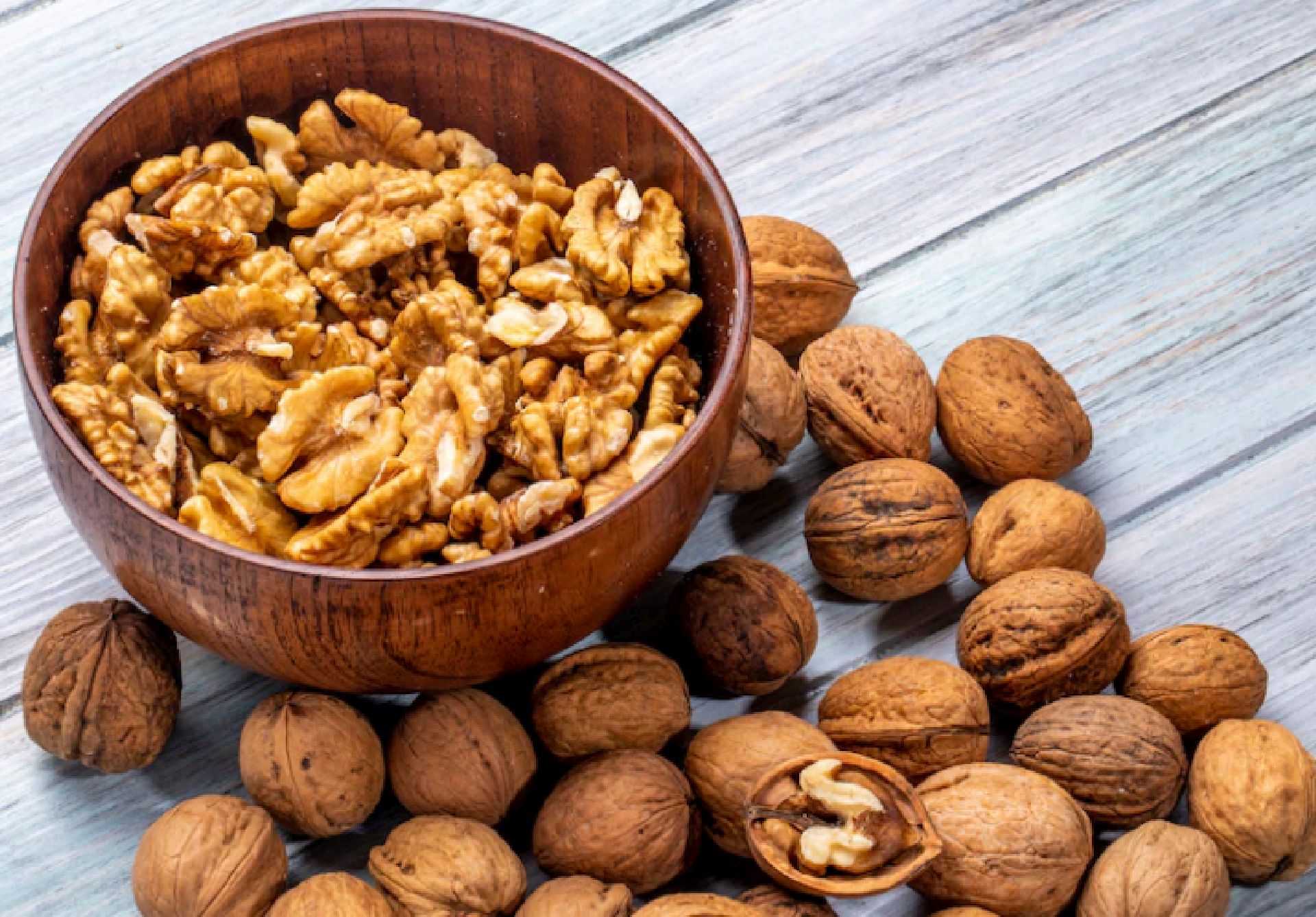 El ácido graso omega-6 llamado ácido linoleico se encuentra en frutos secos, como las nueces (Freepik)