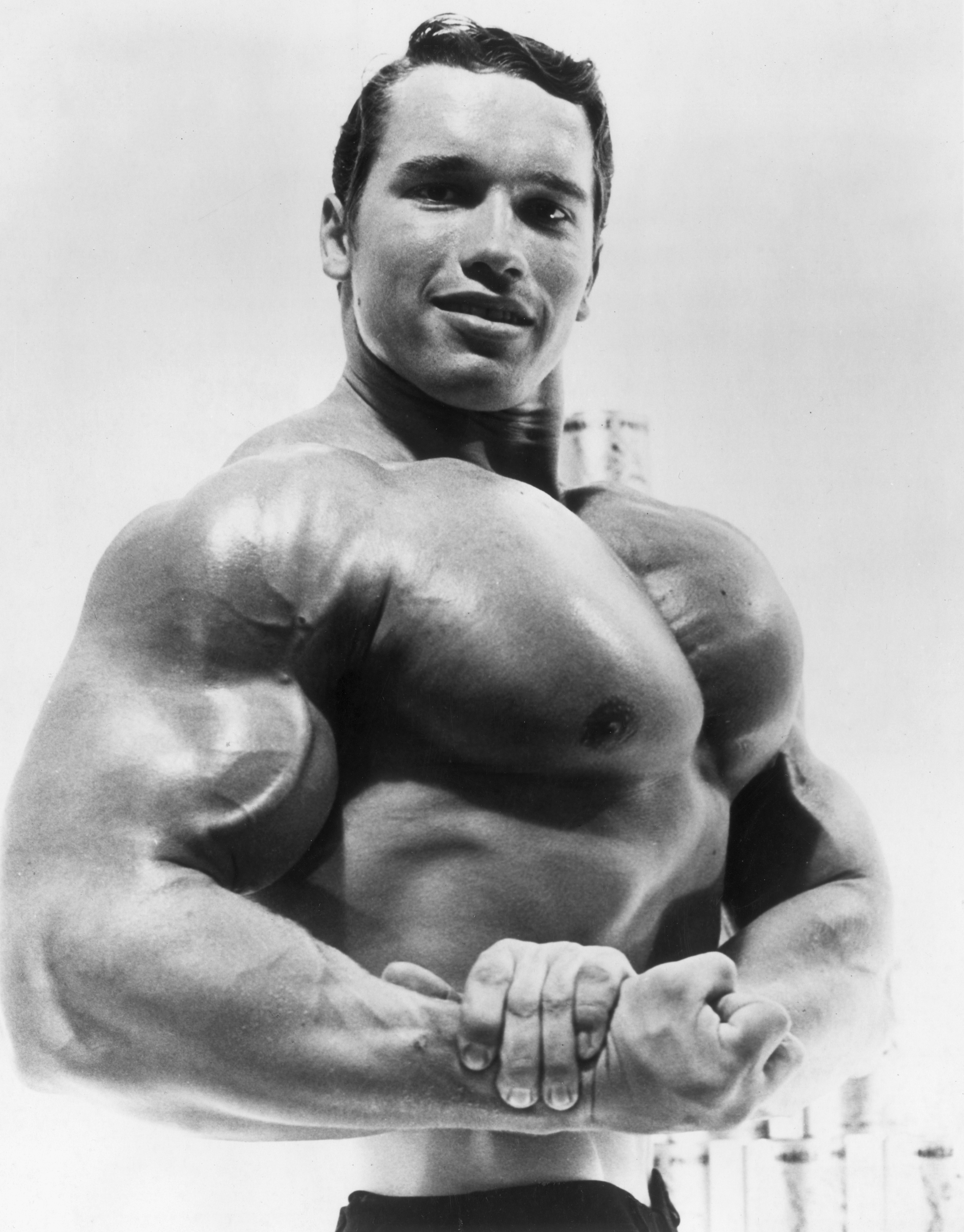 Una foto de 1967: Arnold Schwarzenegger posaba para una publicidad alemana de un alimento alto en proteínas  (Photo by Hulton Archive/Getty Images)