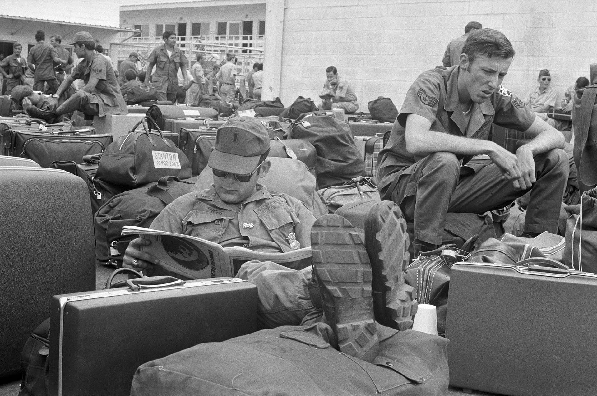 Los soldados estadounidenses se relajan con su equipaje en Camp Alpha, el 28 de marzo, mientras esperan la partida en el camino de regreso a su país