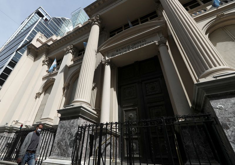 Foto de archivo: fachada de la entrada principal del Banco Central de Argentina en Buenos Aires. 24 sept, 2020. REUTERS/Agustin Marcarian