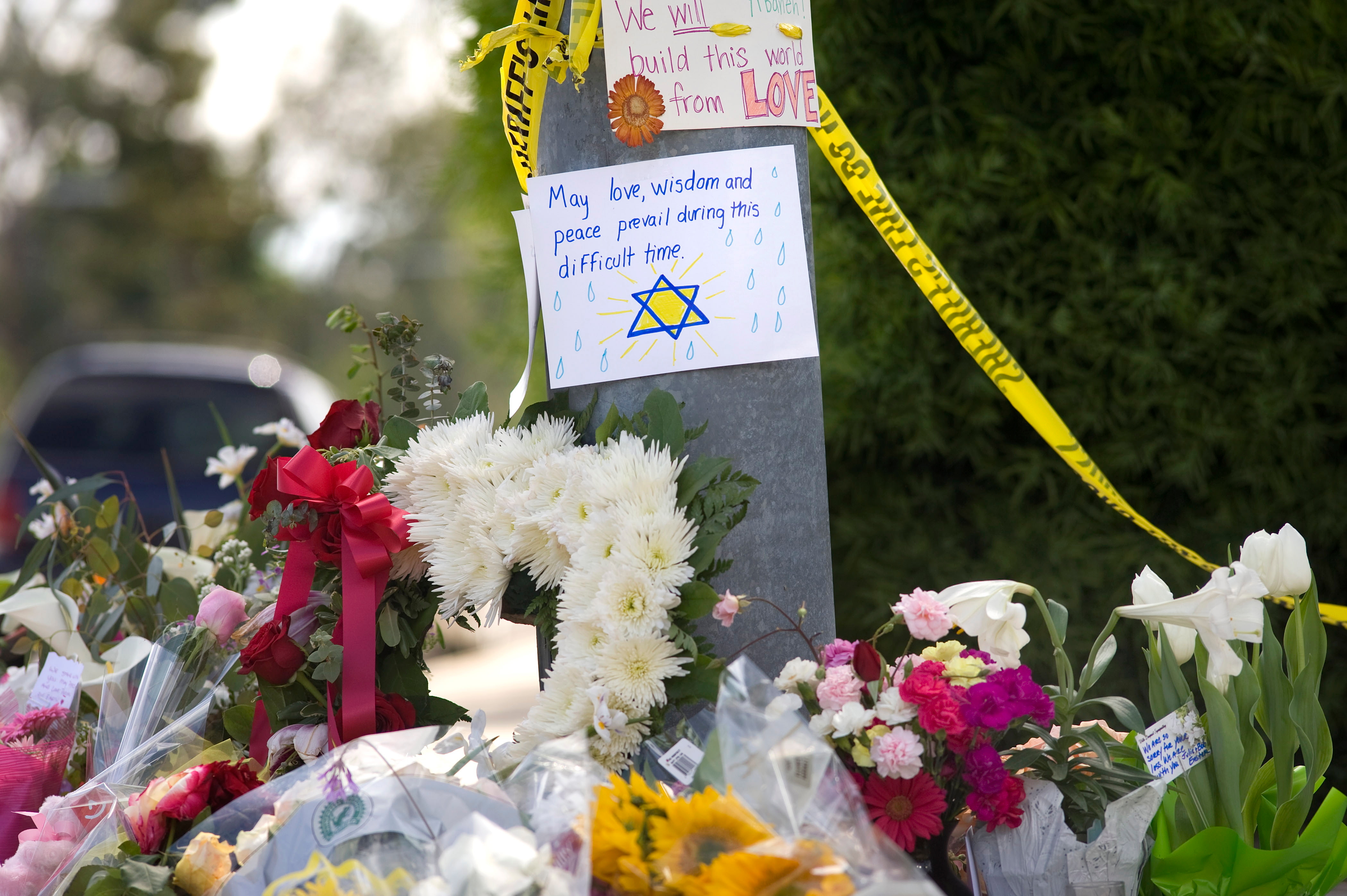 En abril de 2019, un hombre armado identificado como John Timothy Earnest, de 19 años, ingresó a la sinagoga Chabad de Poway 

