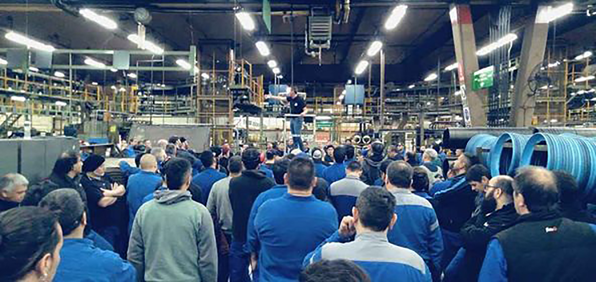 Una reciente asamblea de Sutna en el interior de una planta de producción de neumáticos