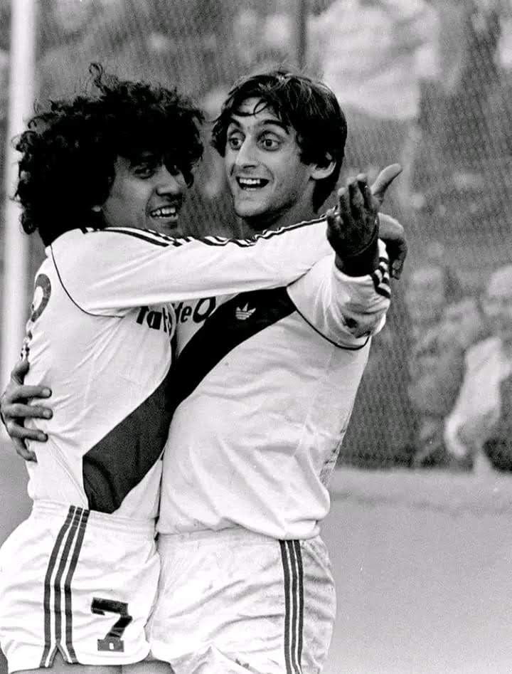El abrazo con Francescoli: ambos integran el grupo de WhatsApp con el plantel de River multicampeón en 1986