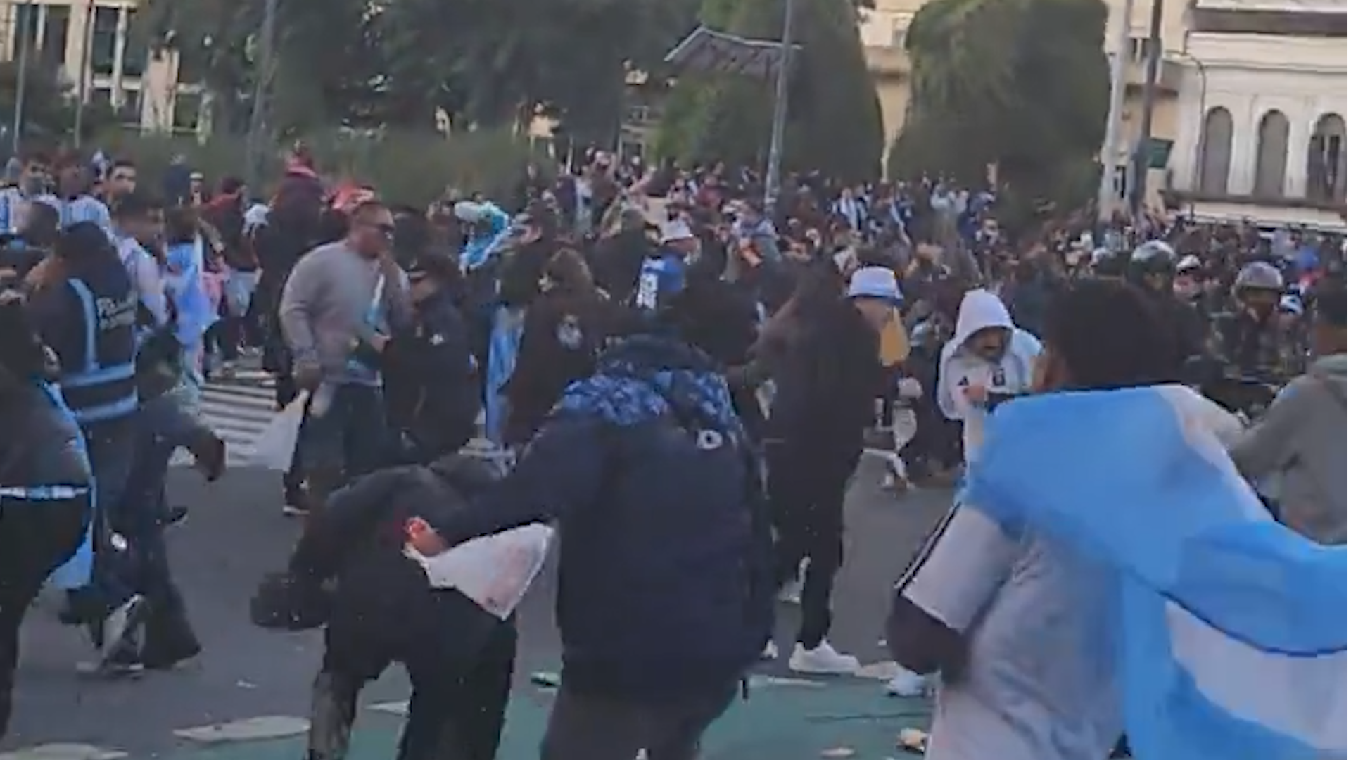 Un hombre intent&oacute; robar un celular en medio de los festejos en el Obelisco, lo descubrieron y lo salv&oacute; la polic&iacute;a