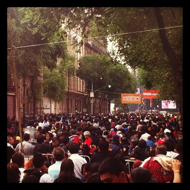 Algunos asistentes disfrutaron el concierto desde las calles aledañas (Foot: instagram/@quetzaleen)
