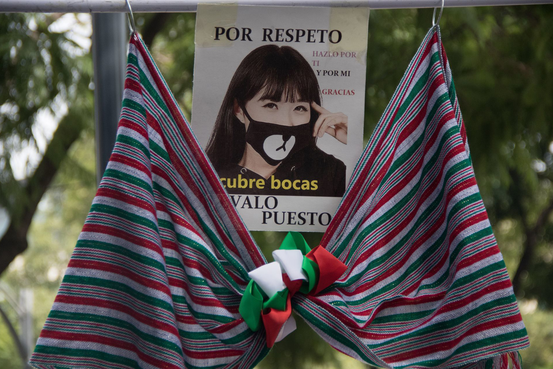 La Unión Nacional de Artesanos de símbolos patrios, comercia sus productos en la avenida Juárez, hasta Eje Central Lázaro Cárdenas. Capitalinos acuden a comprarse algún adorno para este mes patrio.