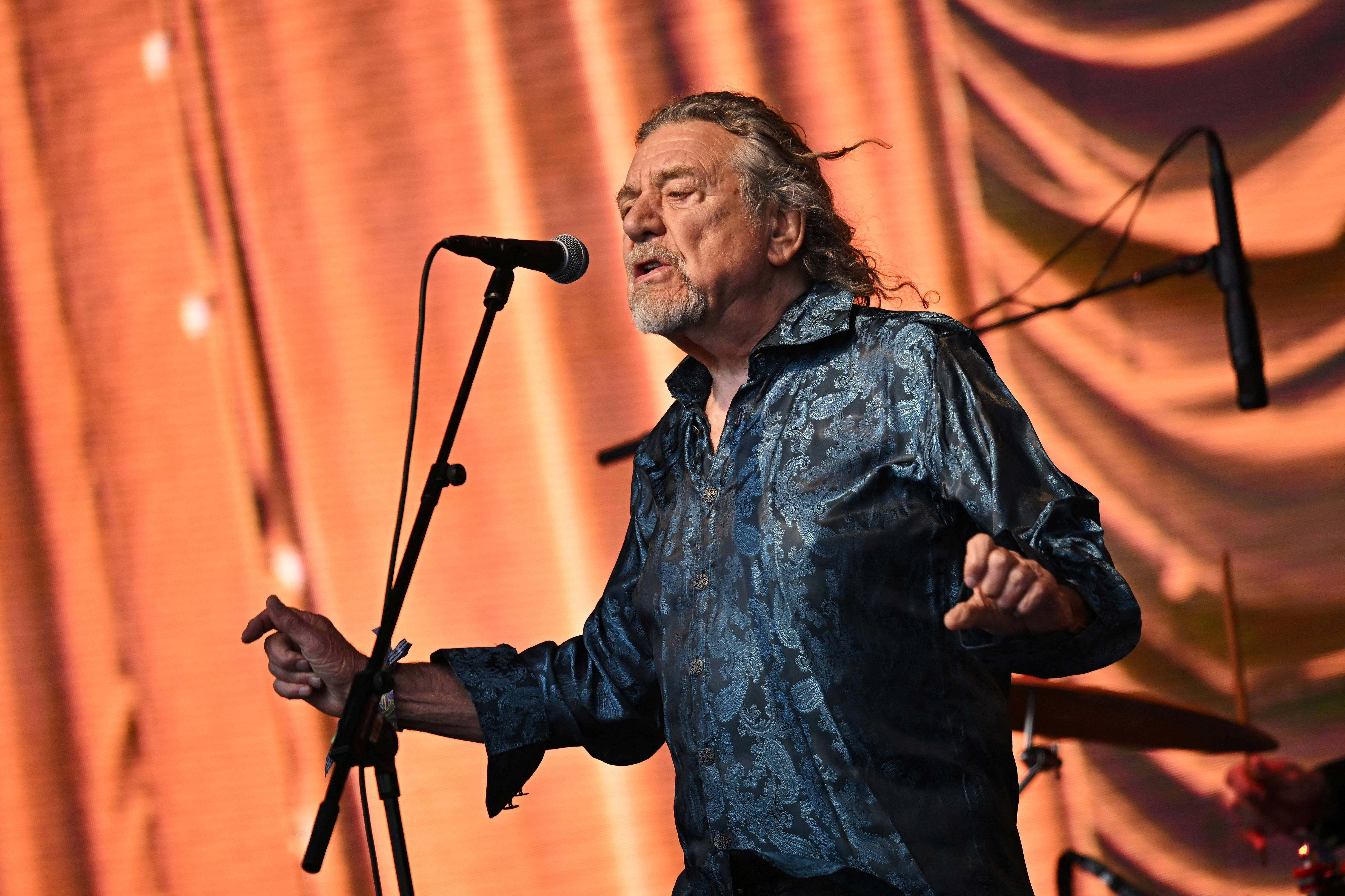 Robert Plant en el Pyramid Stage durante el Glastonbury Festival en junio de 2022 (REUTERS/Dylan Martinez)