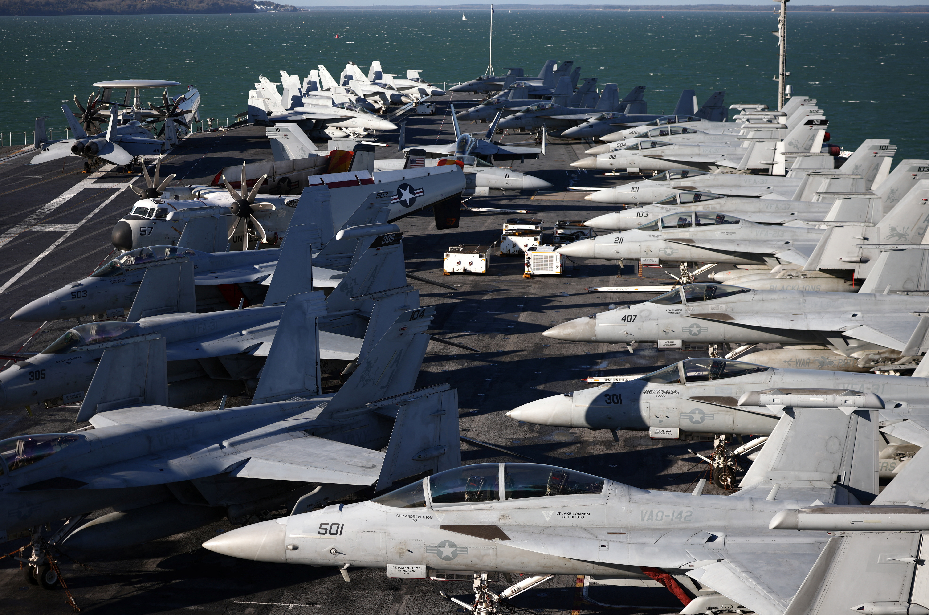 ARCHIVO: Aviones de combate F-18 se alinean en la cubierta de vuelo del USS Gerald R. Ford cerca de Gosport, Gran Bretaña, el pasado 17 de noviembre de 2022 (Reuters)