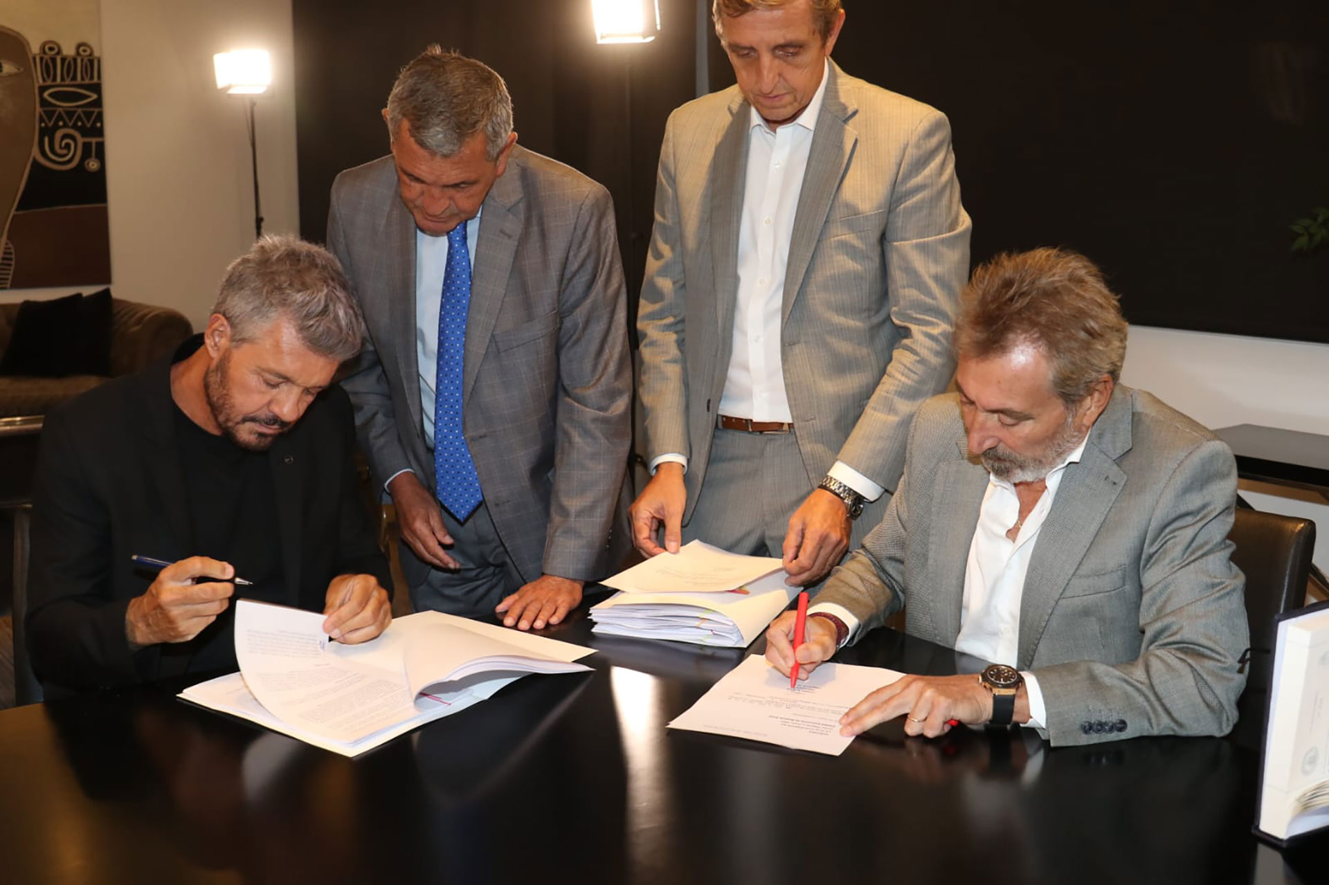 Marcelo Tinelli firma su contrato en América (Foto: Ramiro Souto)
