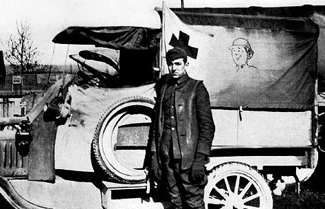 Walt Disney consiguió falsificar su certificado de nacimiento y se unió a la Cruz Roja en septiembre de 1918 como conductor de ambulancias, en la primera Guerra Mundial 
(Foto: Twitter/@daton-nat)
