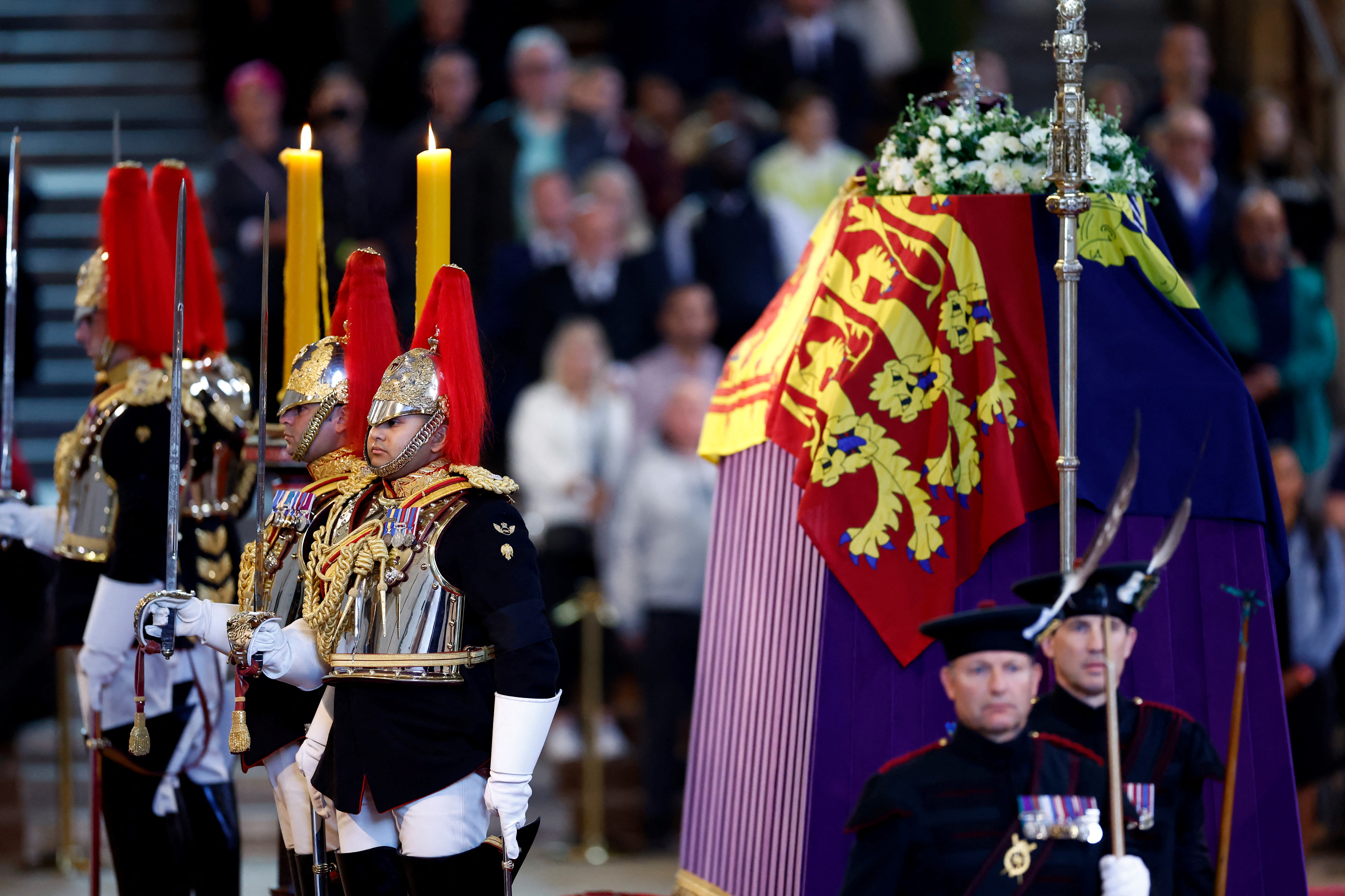 La Caballería de la Casa, los Azules y los Reales hacen guardia donde el féretro de la Reina Isabel II (Reuters)