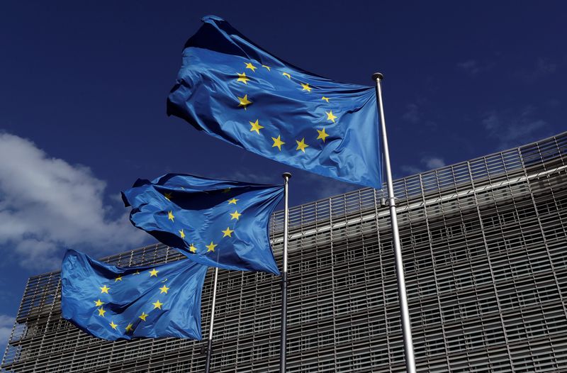 FOTO DE ARCHIVO: Banderas de la Unión Europea frente a la sede de la Comisión Europea en Bruselas, Bélgica, 21 de agosto, 2020. REUTERS/Yves Herman - RC2BII9C2J0U