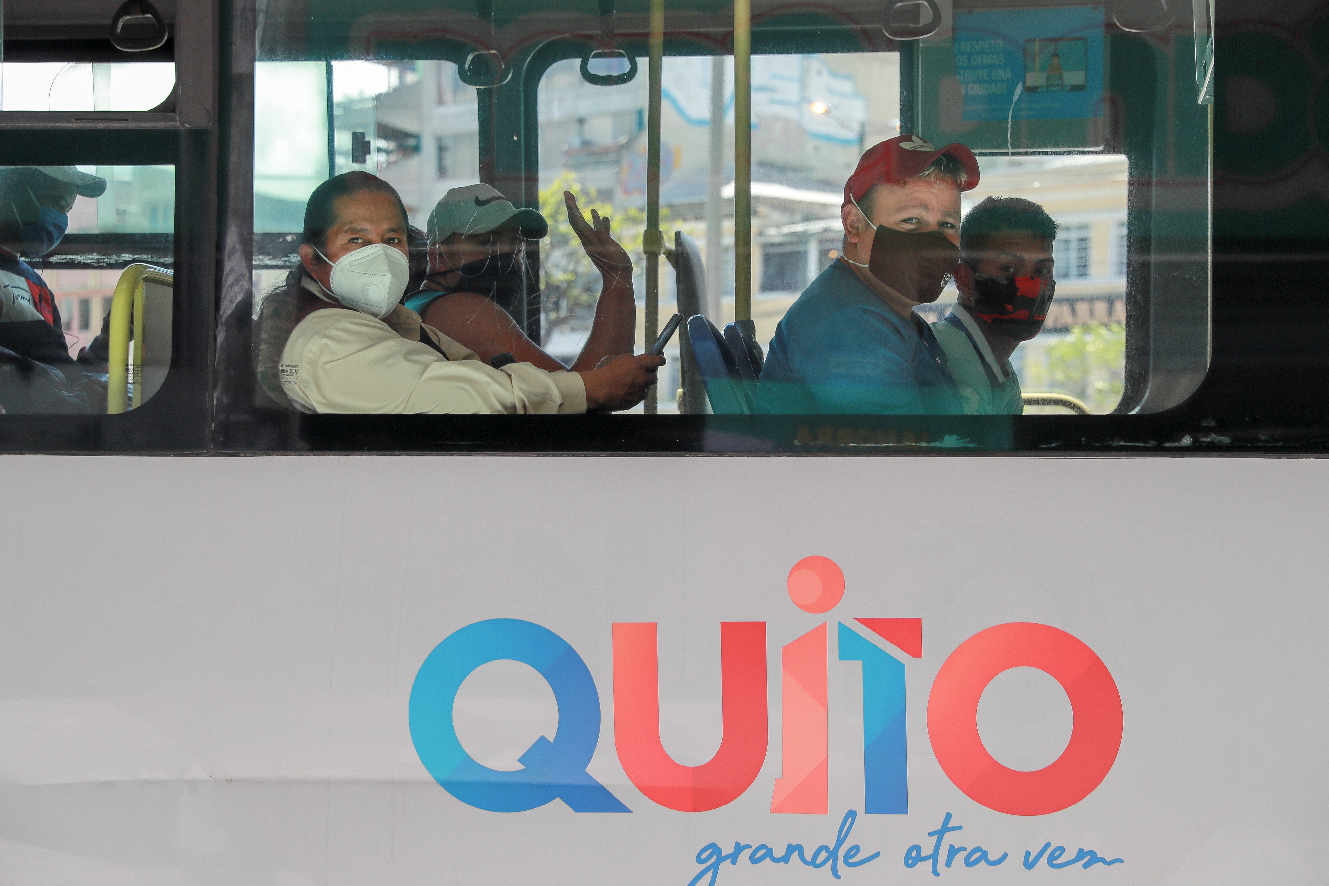 Foto de archivo: Ciudadanos ecuatorianos usan tapabocas mientras se movilizan en transporte publico en Quito (EFE/José Jácome)