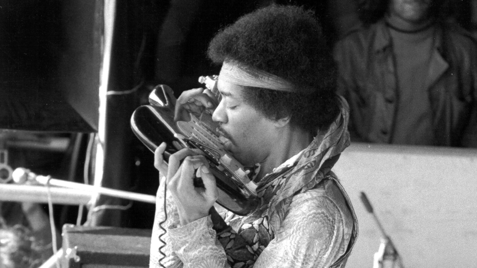 Jimi Hendrix y uno de sus actos más celebrados: tocando con los dientes su Fender Stratocaster en Isle of Fehmarn, Alemania, en 1970 (Foto: Michael Ochs Archives/Getty Images)