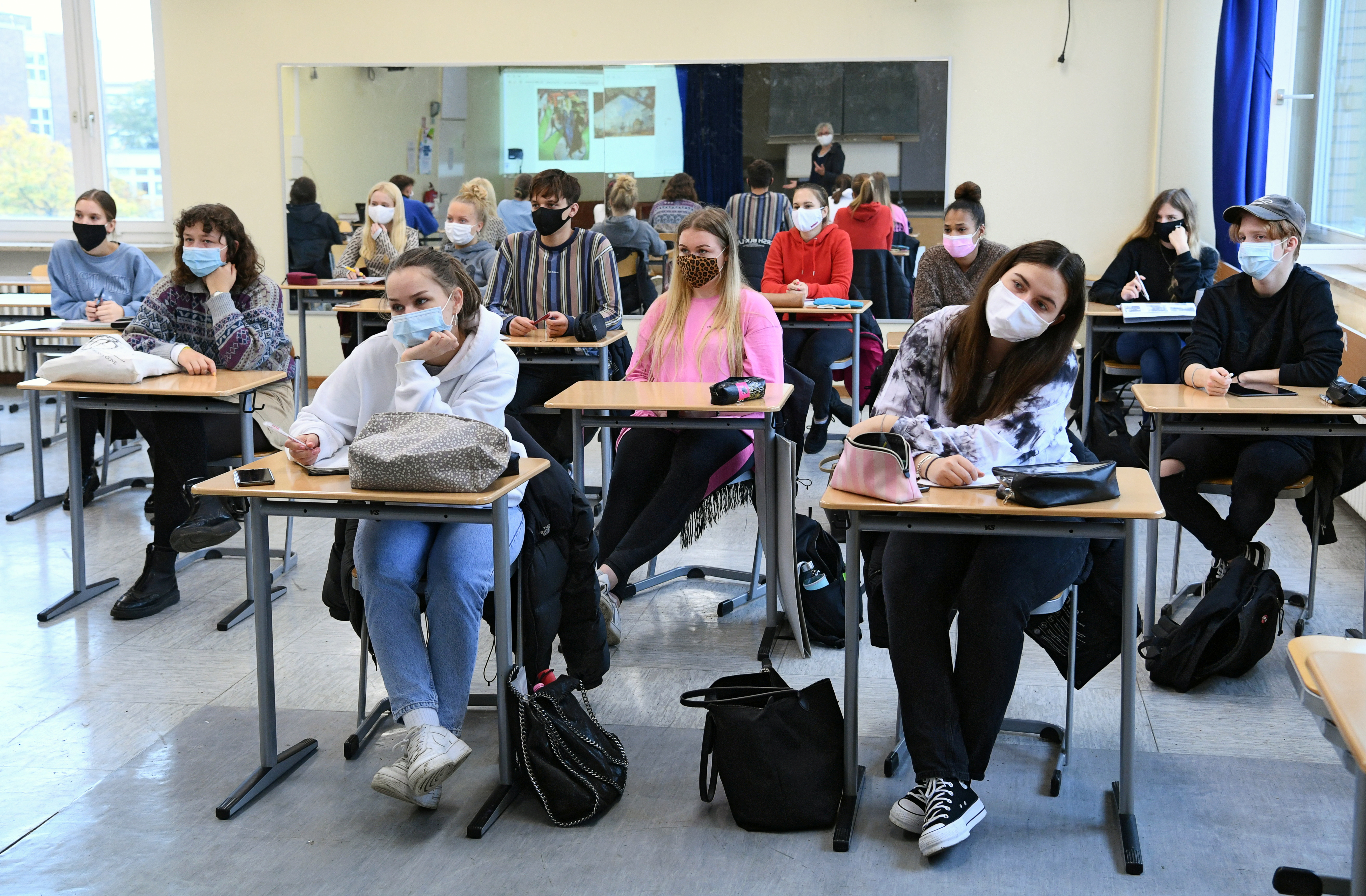 Estudiantes de la escuela secundaria Martin-Buber-Oberschule, en Berlín, con máscaras faciales. REUTERS/Annegret Hilse