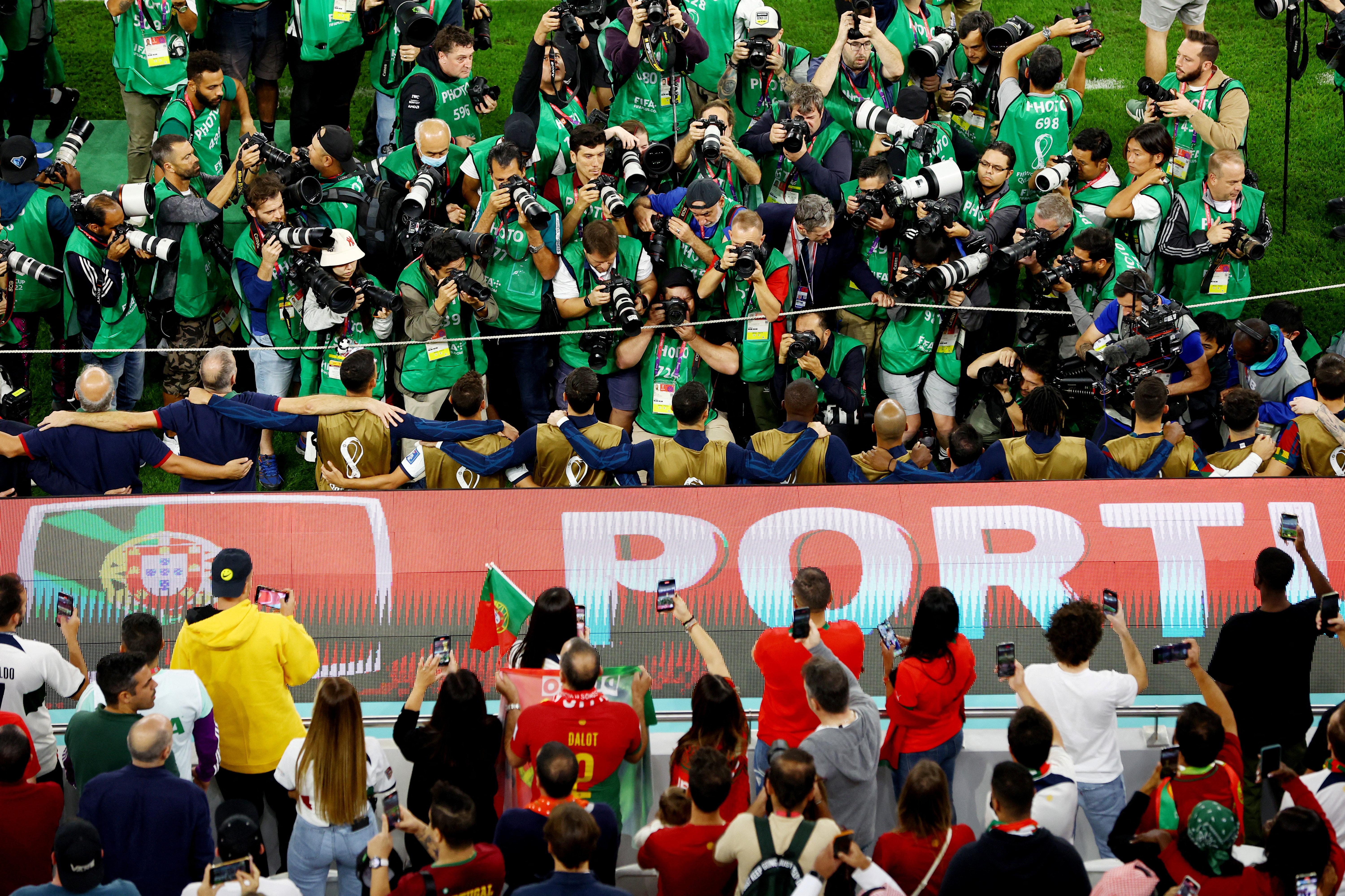 Los fotógrafos, más atentos a la suplencia de Cristiano Ronaldo en Portugal que al partido