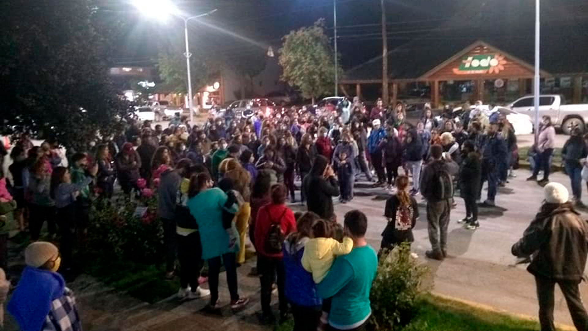 Al menos un centenar de vecinos y turistas de Villa La Angostura se presentaron en la puerta de una Comisaría para reclamar Justicia por el femicidio de Guadalupe