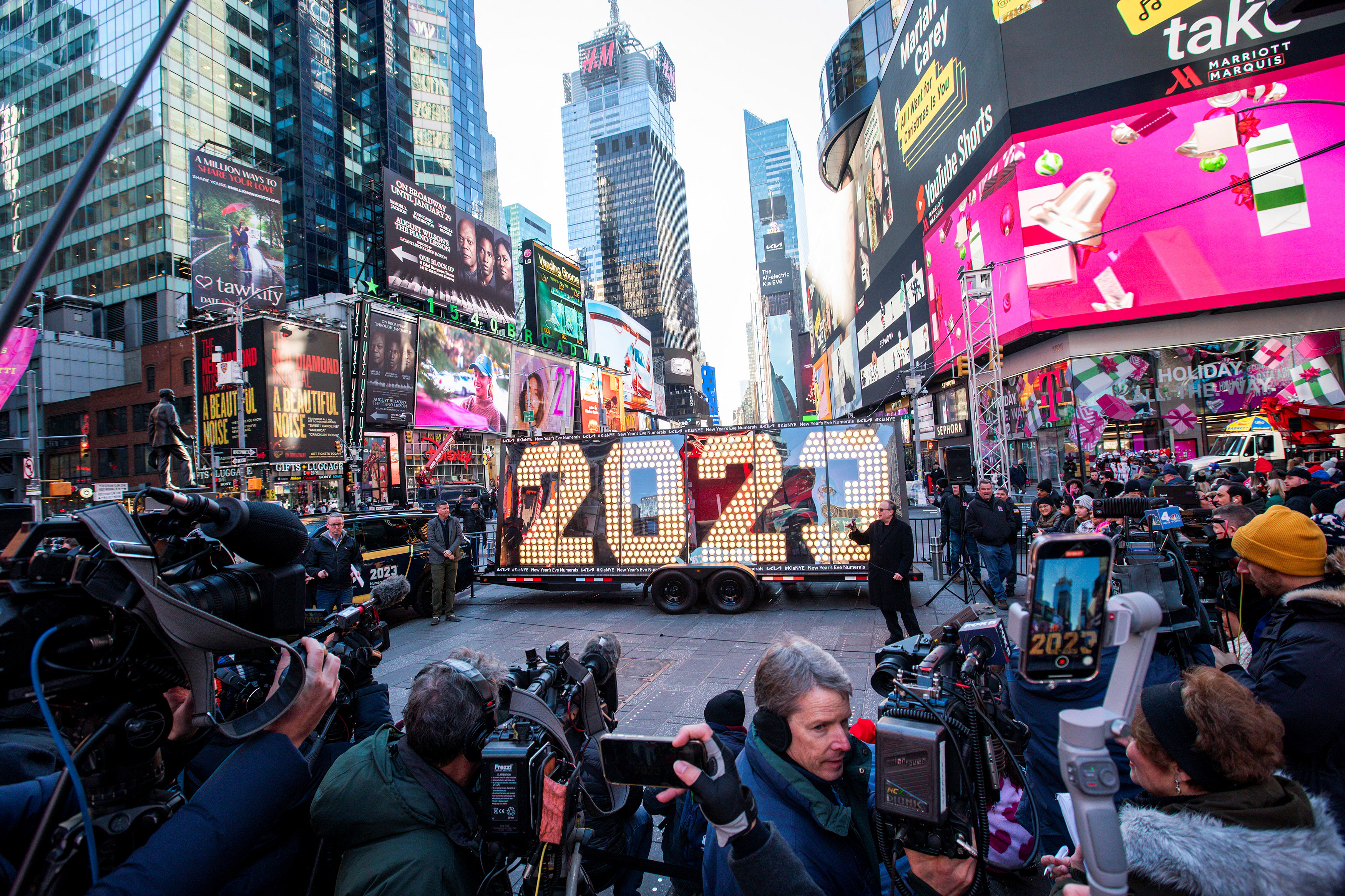 En Año Nuevo en Nueva York, las multitudes toman Times Square y hacen la cuenta regresiva esperando que comience el nuevo año (REUTERS/Eduardo Munoz)