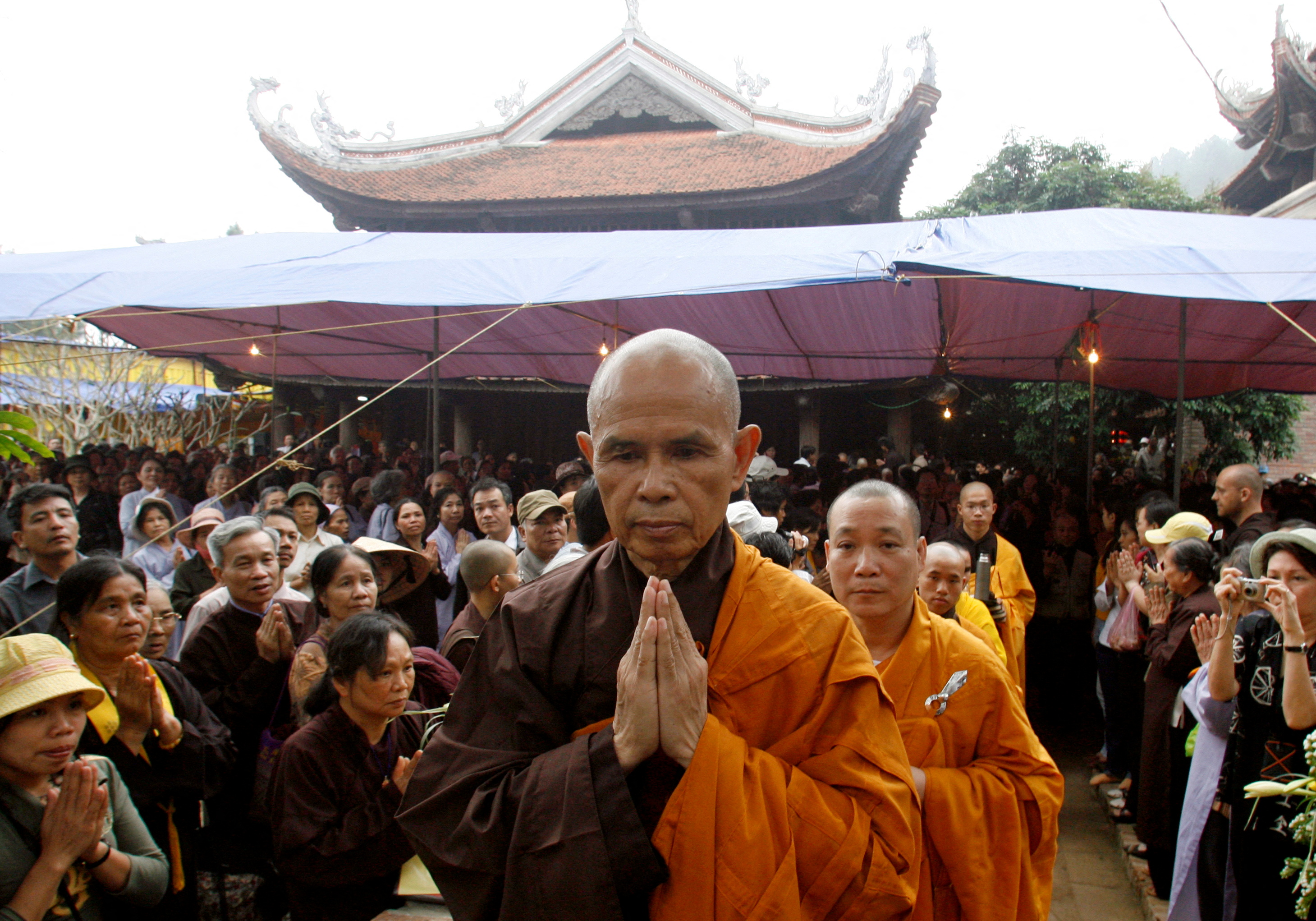 El monje budista Thich Nhat Hanh camina entre seguidores tras un discurso en 2007 (Reuters)