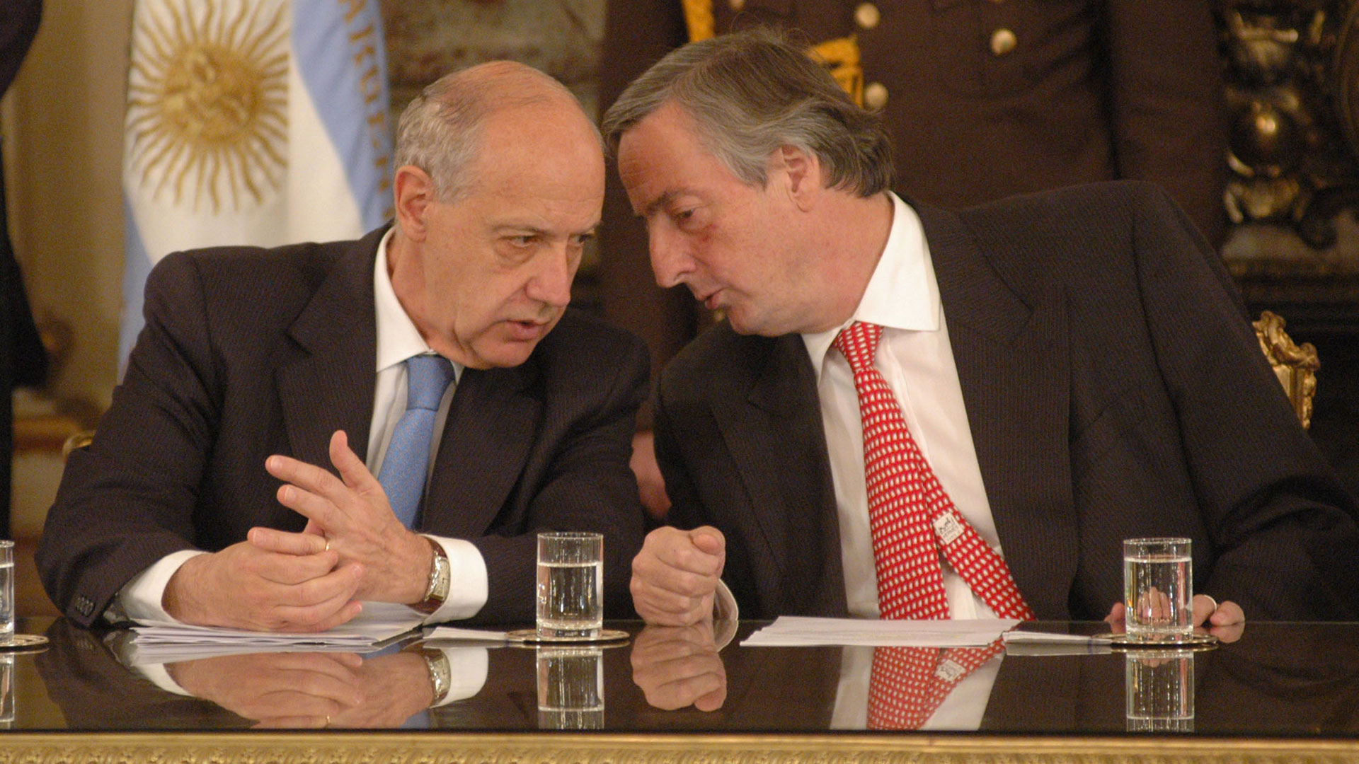 En un escenario muy diferente del actual, Néstor Kirchner y Roberto Lavagna dilataron 3 días un pago con el FMI en 2003 (NA)