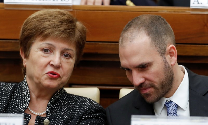 FOTO DE ARCHIVO: La directora del FMI Kristalina Georgieva y el ministro de Economía argentino Martín Guzmán convesran durante una conferencia en el Vaticano, 5 de febrero, 2020. REUTERS/Remo Casilli