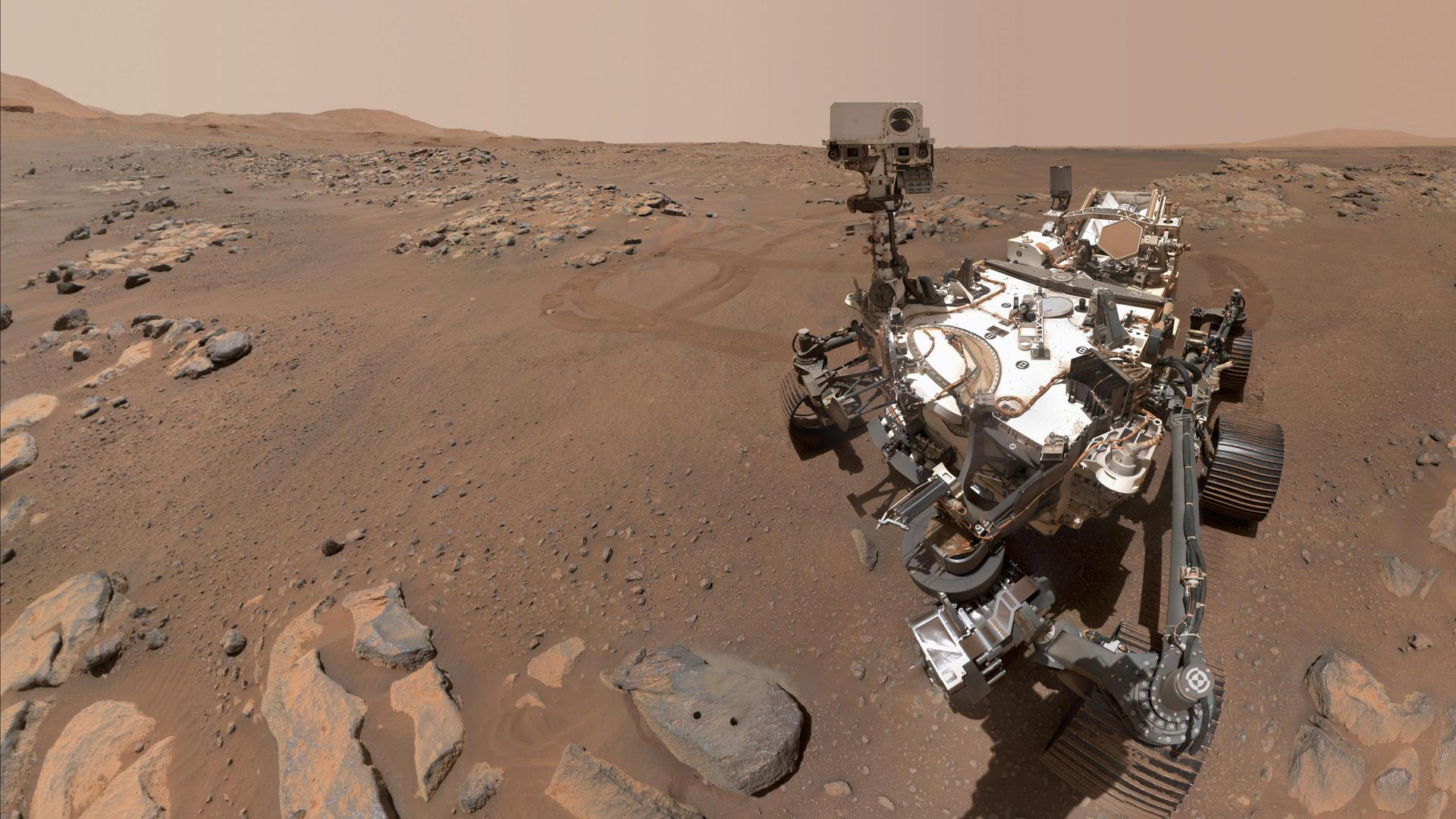 Perseverance, el robot de seis ruedas de la NASA, toma fotografías y graba videos de alta definición en la superficie de Marte.  (NASA/JPL-Caltech/MSSS)