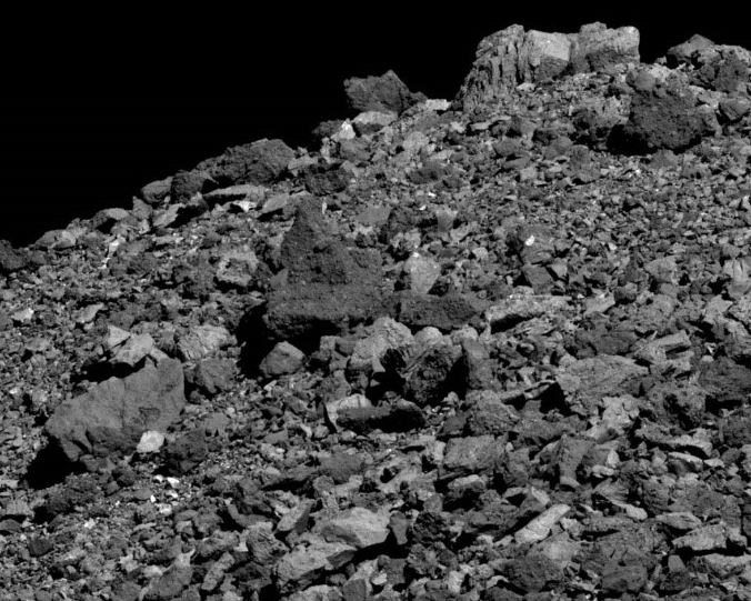 Dieses Bild, das im März 2019 von der Raumsonde OSIRIS-REx aufgenommen wurde, zeigt eine große Anzahl von Steinen, die über die Oberfläche des Asteroiden Bennu verstreut sind.  (NASA/Goddard/Universität von Arizona)