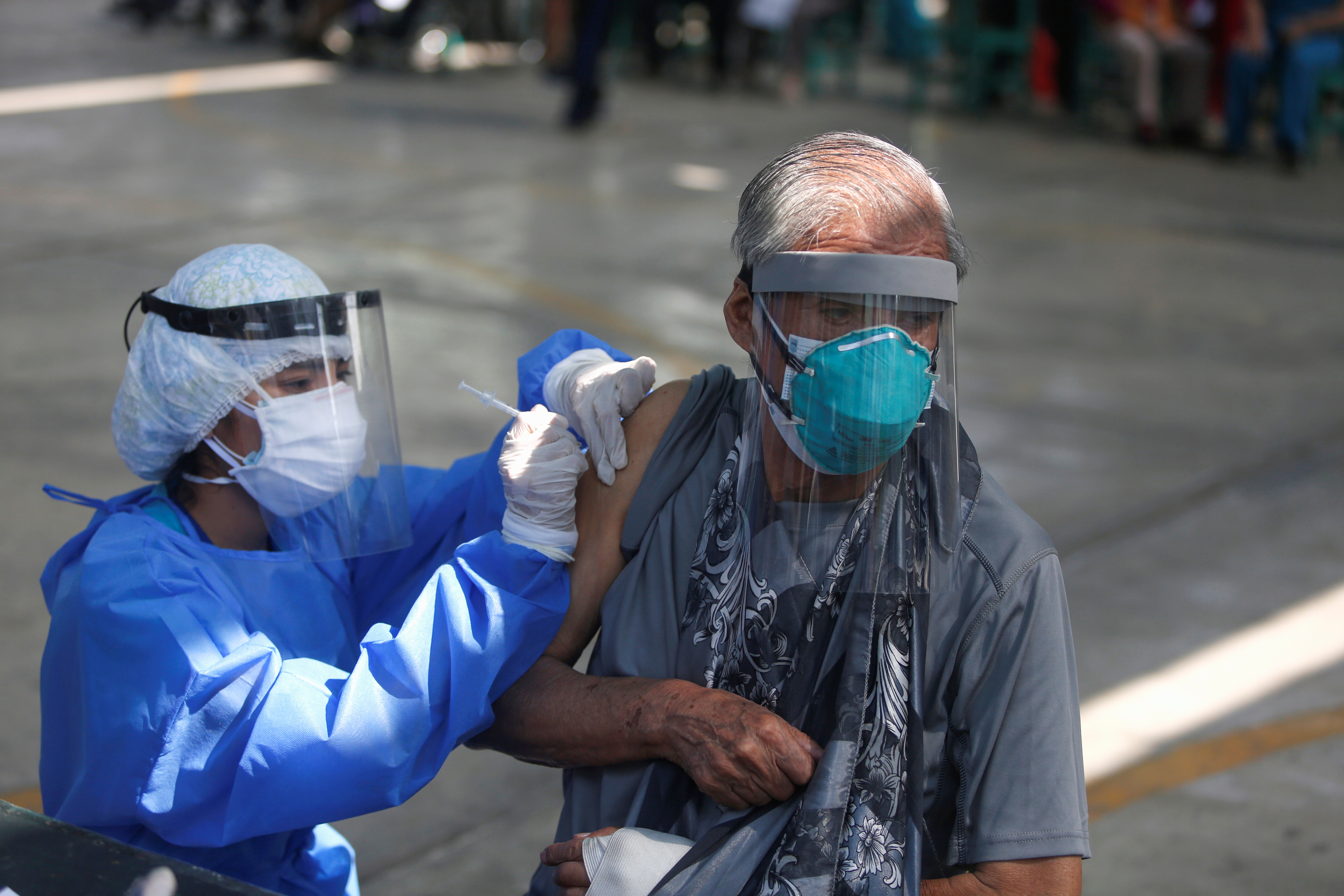 Un hombre recibe la vacuna contra el coronavirus de Pfizer, en Lima, Perú (REUTERS/Sebastian Castaneda)