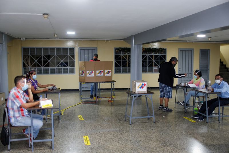 Una persona emite un voto durante la elección para gobernadores estatales y alcaldes locales (REUTERS/Leonardo Fernández Viloria)