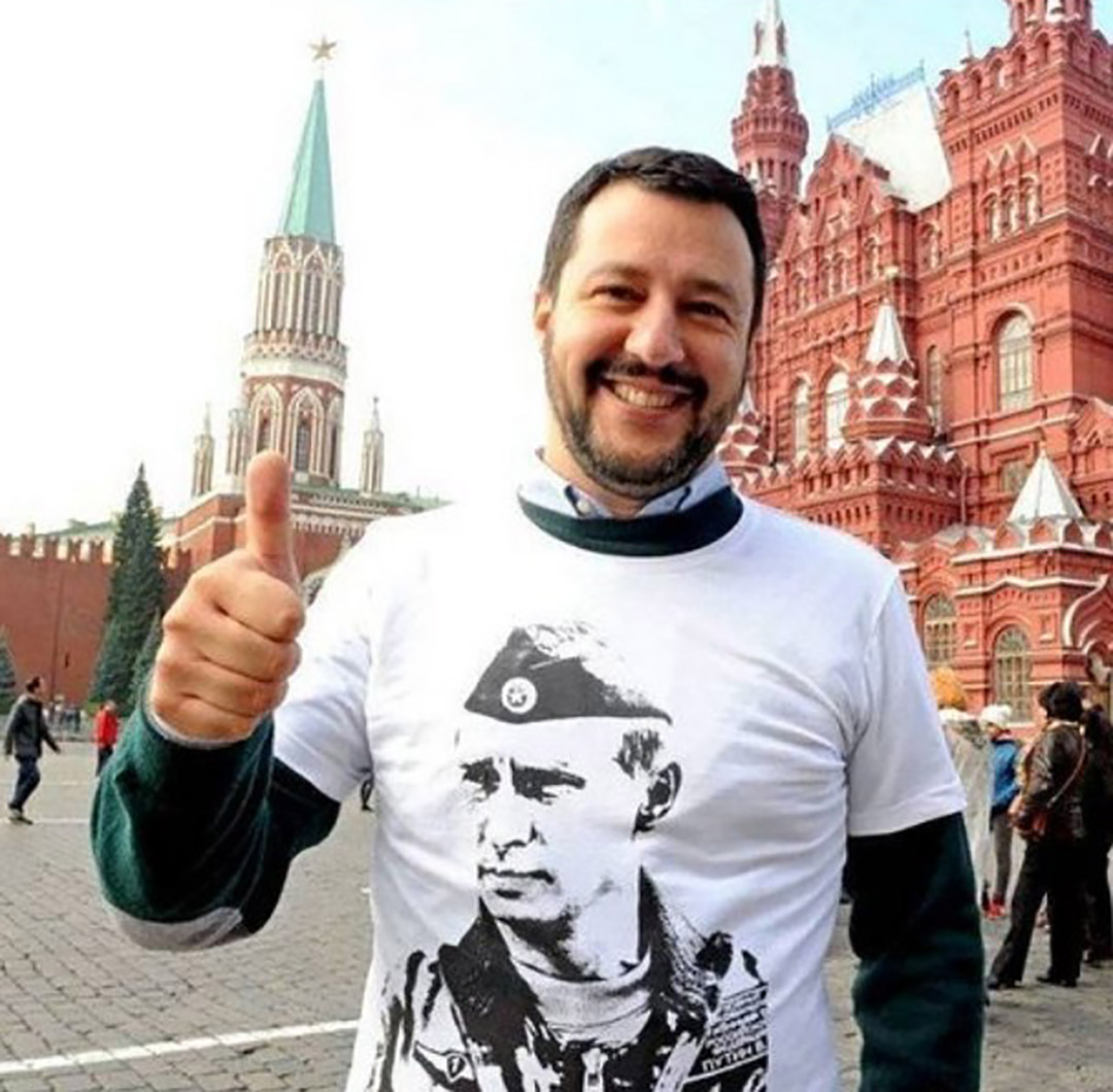 Salvini sfoggia una maglietta con la faccia di Putin durante una visita a Mosca.  Fino all'invasione russa dell'Ucraina, il capo della lega era un convinto sostenitore del presidente russo, considerandolo un modello.