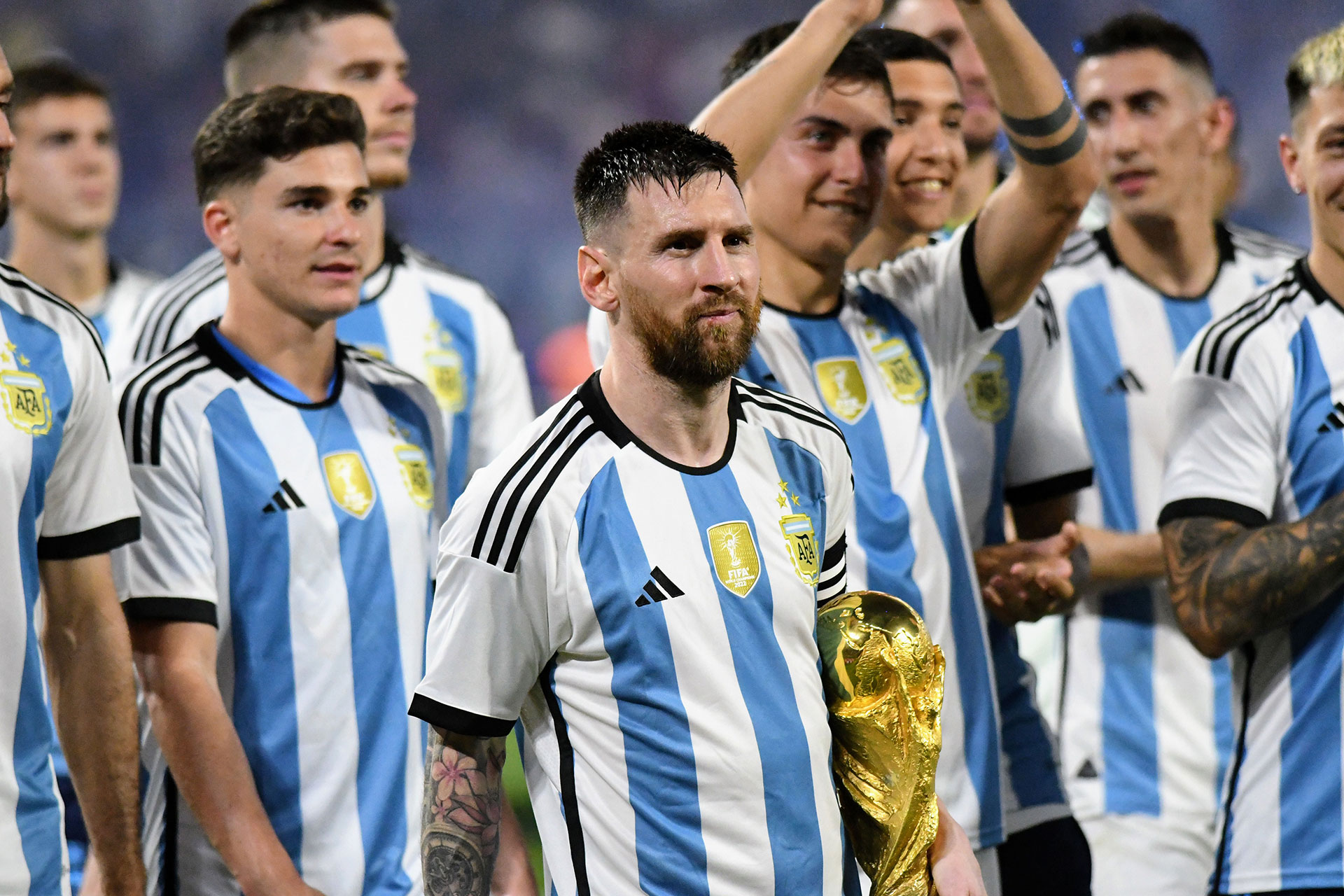 Leo y la Copa del Mundo, que volvió a levantar como parte de los festejos