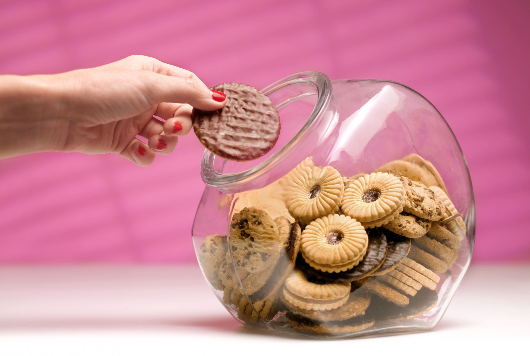 El término integral no garantiza por sí solo que unas galletitas sean saludables, porque quizás es muy alto el porcentaje que contienen de grasas o sodio (Getty Images)