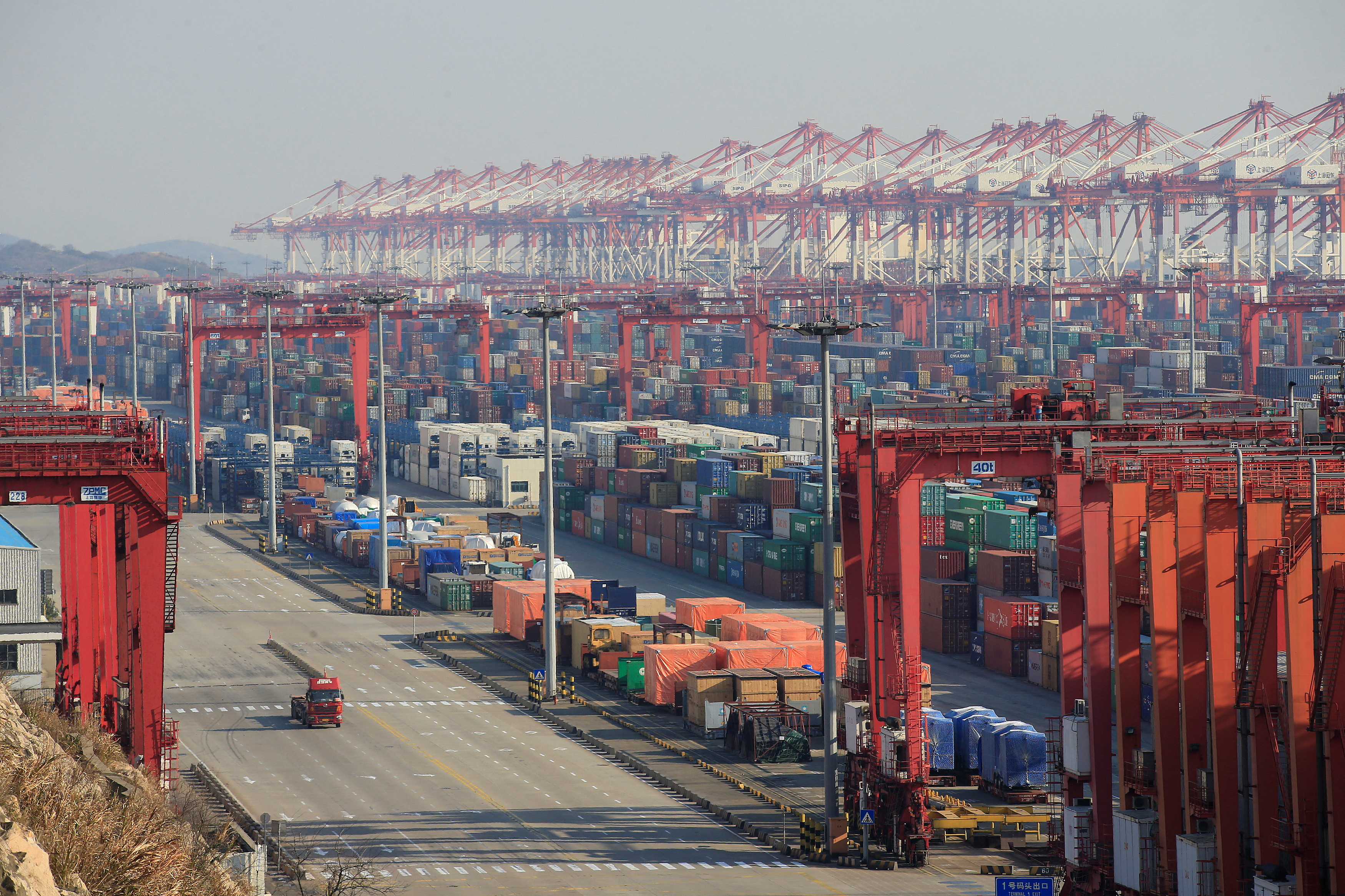 Contenedores en el puerto de aguas profundas de Yangshan, parte de la zona de libre comercio de Shanghái, en Shanghái, China, 13 de febrero de 2017. (REUTERS/Aly Song/Foto de archivo)