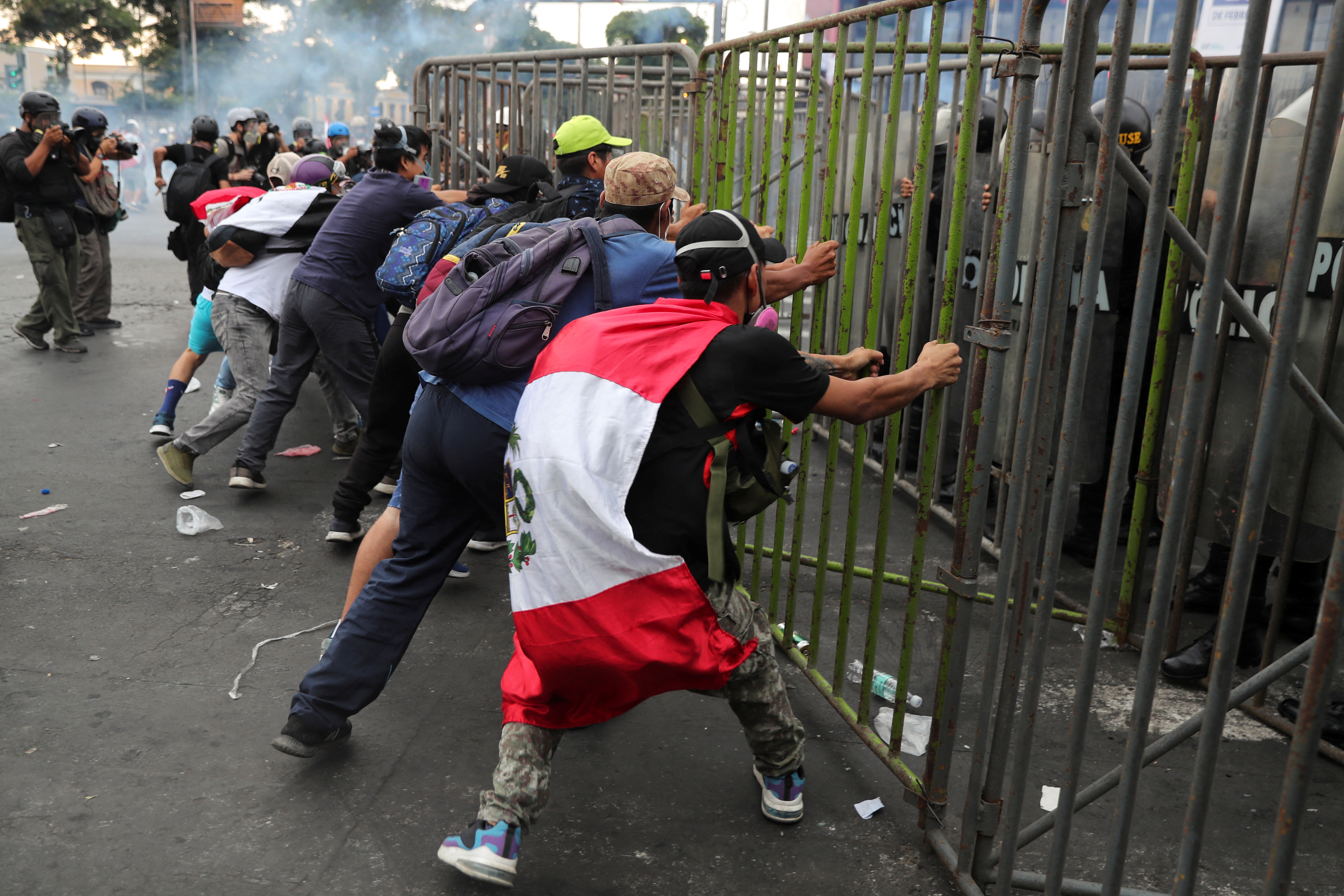 Manifestantes chocan con la Policía en Lima (REUTERS/Sebastian Castaneda)