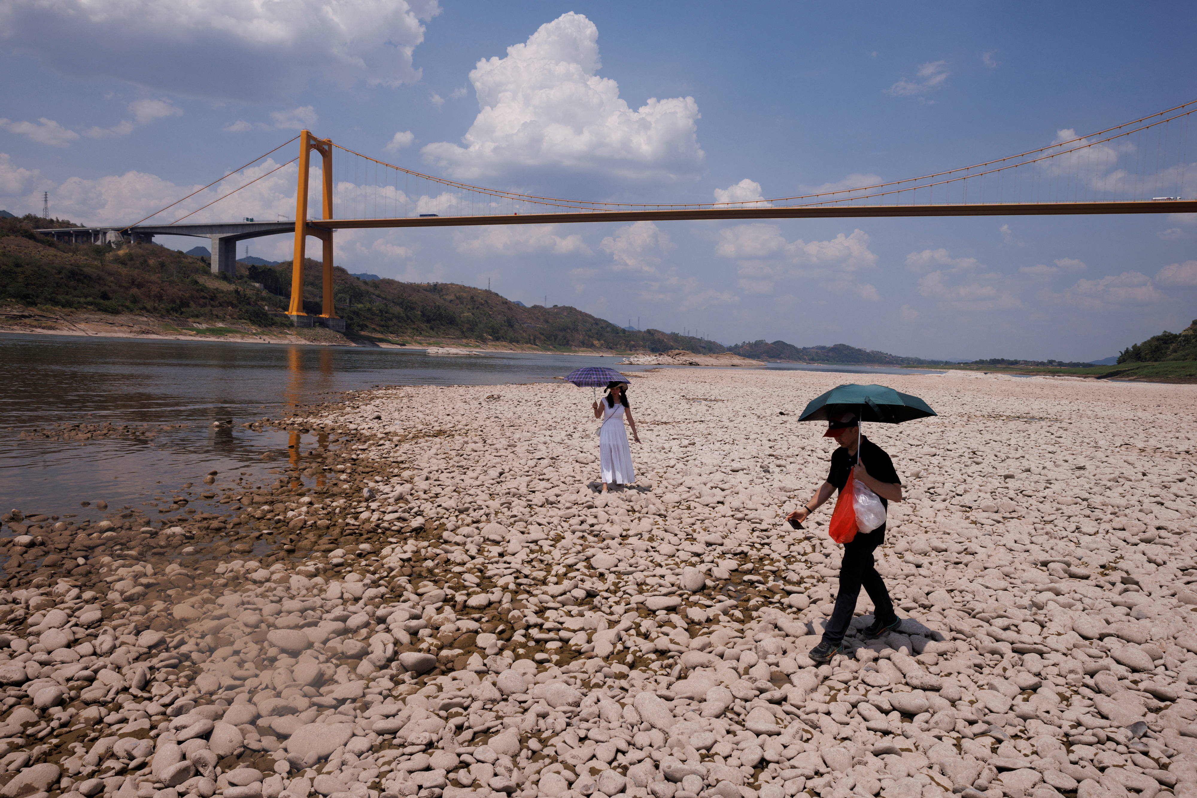 Caminatas en el cauce seco del río Yangtze (Reuters)