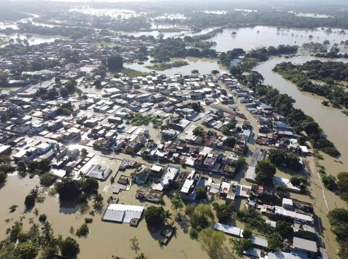 La vista aérea muestra un vecindario inundado después de la tormenta tropical Eta y frentes fríos, en Macuspana, Tabasco, México, el 9 de noviembre de 2020 en esta imagen de drone obtenida de las redes sociales. Foto tomada el 9 de noviembre de 2020 Foto: Antonio Alvarez Ruiz/vía REUTERS 