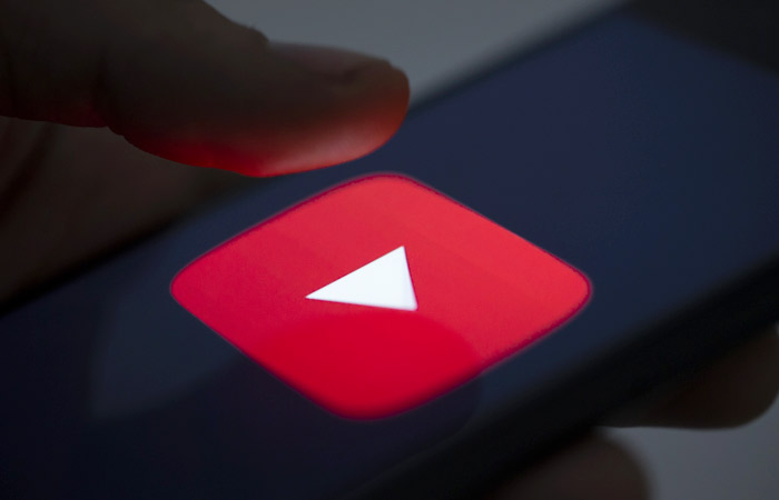 Los creadores de contenido mostraron su desacuerdo con la posibilidad que una política de moderación de contenido afecte la monetización de videos que antes sí estaban permitidos en YouTube (Getty Images)