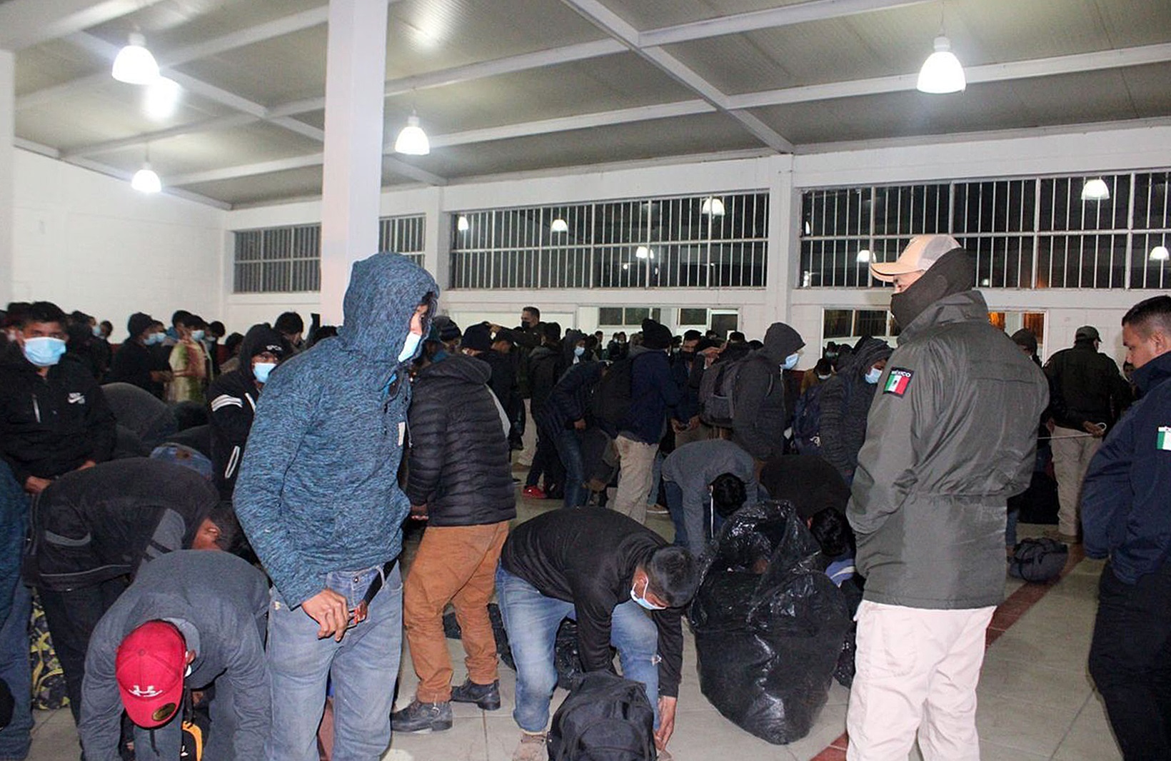 Agentes del INM encontraron a 79 migrantes hacinados en un hotel del Estado de México