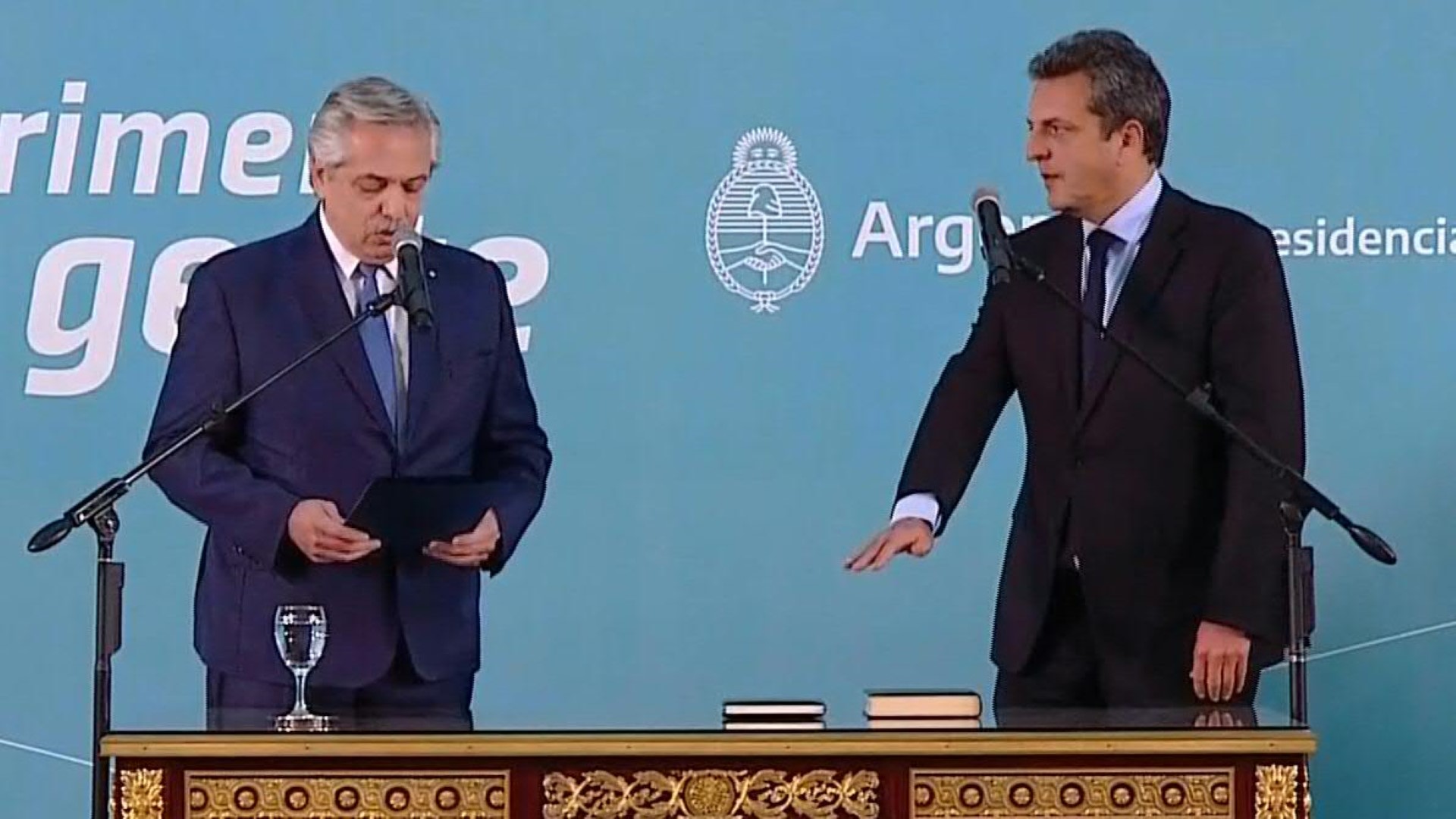 El presidente Alberto Fernández le toma juramento a Sergio Massa como ministro de Economía