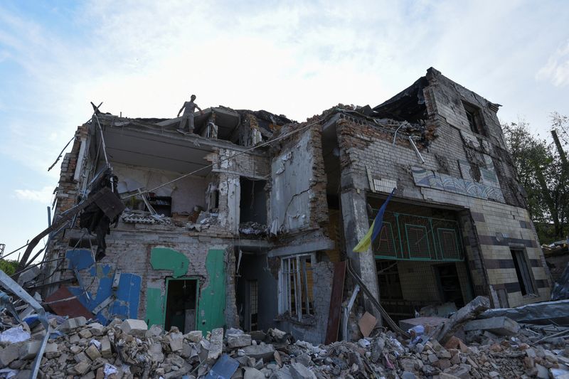Un trabajador retira los escombros de un edificio de un garaje destruido por un ataque con misiles rusos, en Dnipró, Ucrania, el 29 de junio de 2022. REUTERS/Mykola Synelnikov