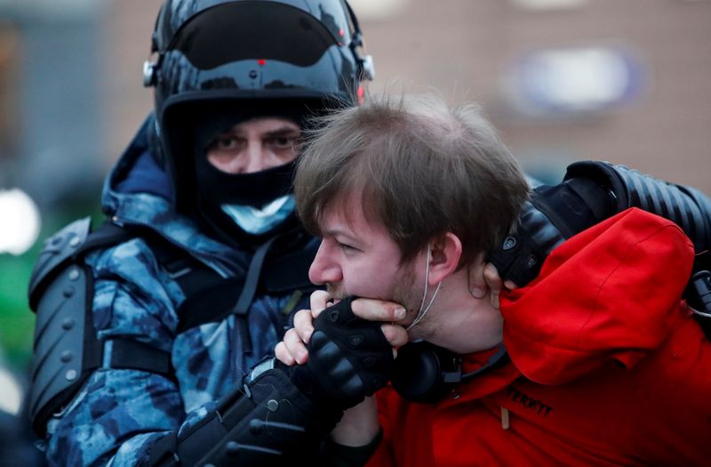 Un agente de las fuerzas del orden detiene a un hombre durante una concentración de apoyo al líder opositor ruso encarcelado Alexei Navalny en Moscú, Rusia