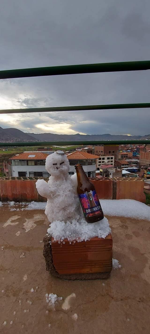 Cusqueños arman divertidos muñecos de nieve.