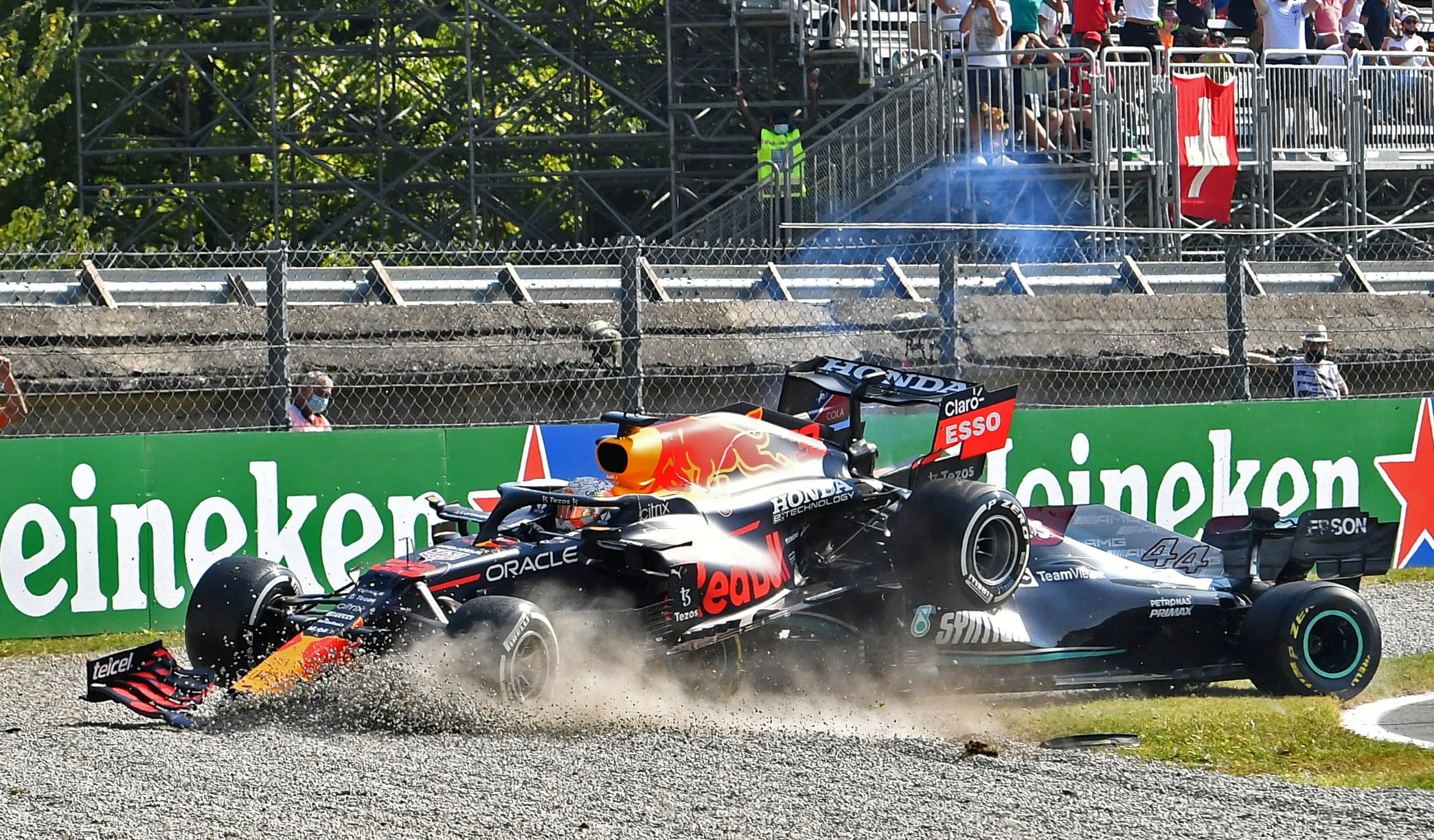 Uno de los momentos más calientes de la temporada: el choque entre Hamilton y Verstappen en Monza (REUTERS/Jennifer Lorenzini)